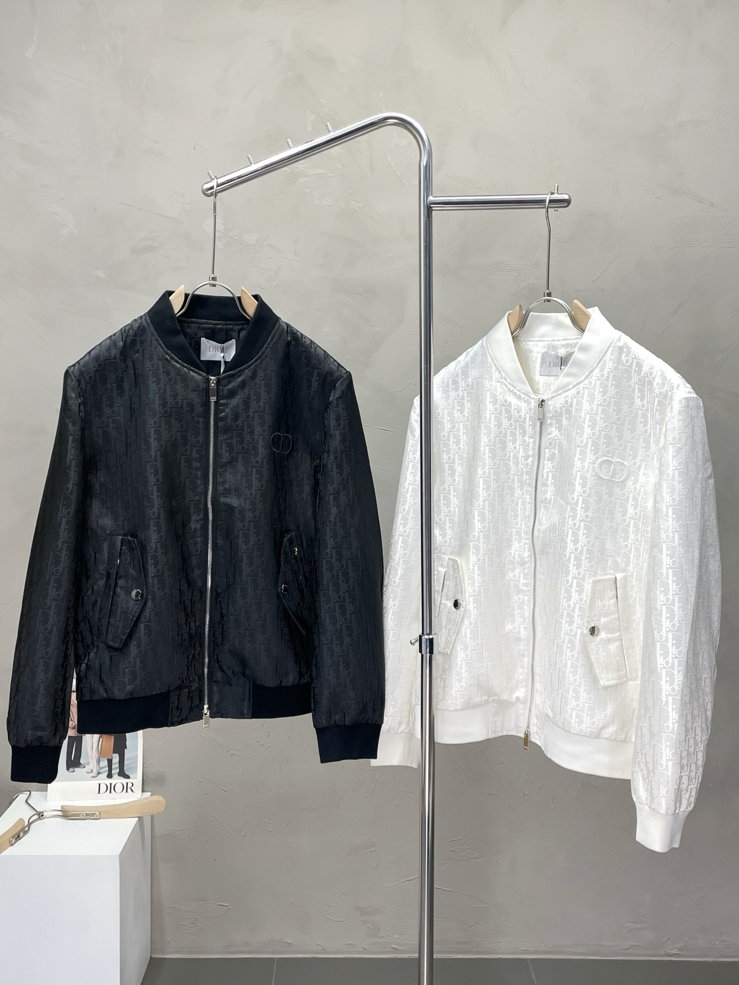 NO:530234,.Dior exclusively offers the latest fashionable jackets. A jacket with a classic design and great appearance. It is even more difficult to pick and control. You can buy it directly. It is a high-end quality product that cannot be missed! Through the detailed pictures, you can feel its powerful aura, and the warm-concentration effect is significant, so you don’t have to worry about the chill at all! It is both fashionable and functional, and the whole style looks more luxurious and elegant! Size M-3XL,,dior,dior,jackets & coats,jackets & coats,alexander wang19860909.Dior迪奥独家专供最新时尚夹克 经典设计感与颜值爆棚的外套,品质更是无法挑剔品控可以直接入手,不容过错的高端臻品！通过细节图片便可感受到它强悍的气场,聚温保暖效果显著,完全不用担心会有一点寒意！时尚与功能性兼备,整款显得更加的奢华大气！ 尺码M-3XL,,dior,dior,jackets & coats,jackets & coats,alexander wang,Men's clothing