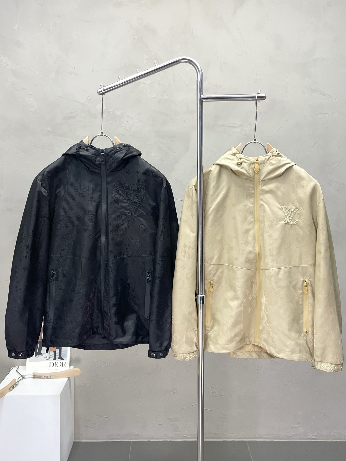 NO:530238,.Louis Vuitton exclusively offers the latest fashionable hooded jackets. A jacket with a classic design and great appearance. The quality is even more unscrupulous. You can buy it directly. You can't get it wrong! Through the detailed pictures, you can feel its powerful aura, and the warm-concentration effect is significant, so you don’t have to worry about the chill at all! It is both fashionable and functional, and the whole style looks more luxurious and elegant! Size M-3XL, louis vuitton,louis vuitton,jackets & coats,jackets & coats,hats,alexander wang19860909.Louis Vuitton路易威登独家专供最新时尚连帽夹克 经典设计感与颜值爆棚的外套,品质更是无法挑剔品控可以直接入手,不容过错的高端臻品！通过细节图片便可感受到它强悍的气场,聚温保暖效果显著,完全不用担心会有一点寒意！时尚与功能性兼备,整款显得更加的奢华大气！ 尺码M-3XL,,louis vuitton,louis vuitton,jackets & coats,jackets & coats,hats,alexander wang,Men's clothing