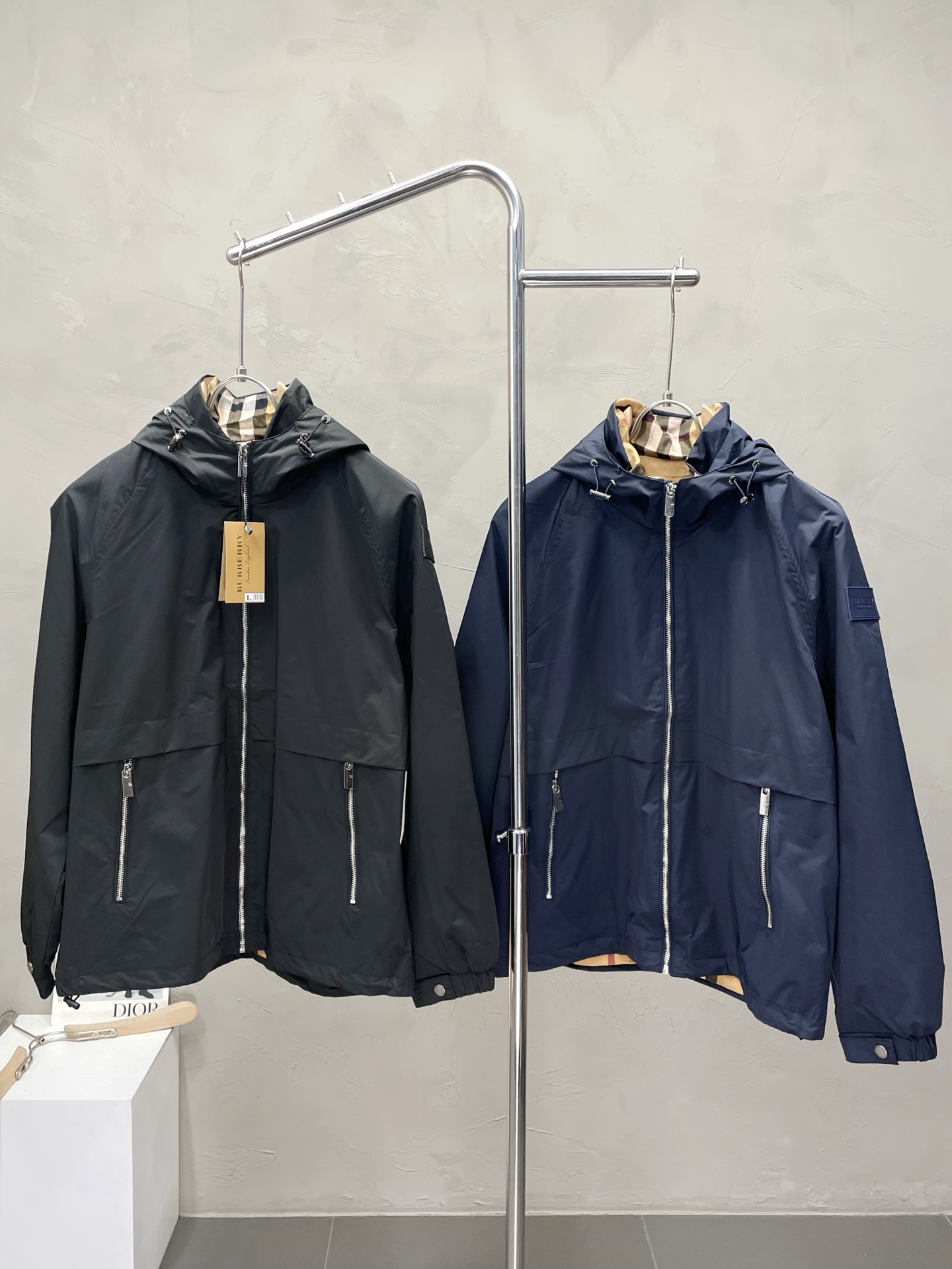 NO:529418,.Burberry Burberry exclusively offers new original single men's casual hooded jacket, breathable and comfortable, high-end customization, high-end version, fashionable and versatile imported fabric, super soft and delicate, skin-friendly and comfortable to wear, high-end boutique, OEM, fine production, very good for the upper body, men's essential items, three standards, complete code M-3XL,,burberry,burberry, jackets & coats,hats,alexander wang19860909.Burberry巴宝莉独家专供新款原单男士休闲连帽夹克 透气舒适 高端定制 高版本 时尚百搭爆款进口面料 手感超柔软细腻 穿着亲肤舒适 高端精品 代工厂精细做上身非常赞 男士必备单品 三标齐全 码数M-3XL,,burberry,burberry,jackets & coats,hats,alexander wang,Men's clothing