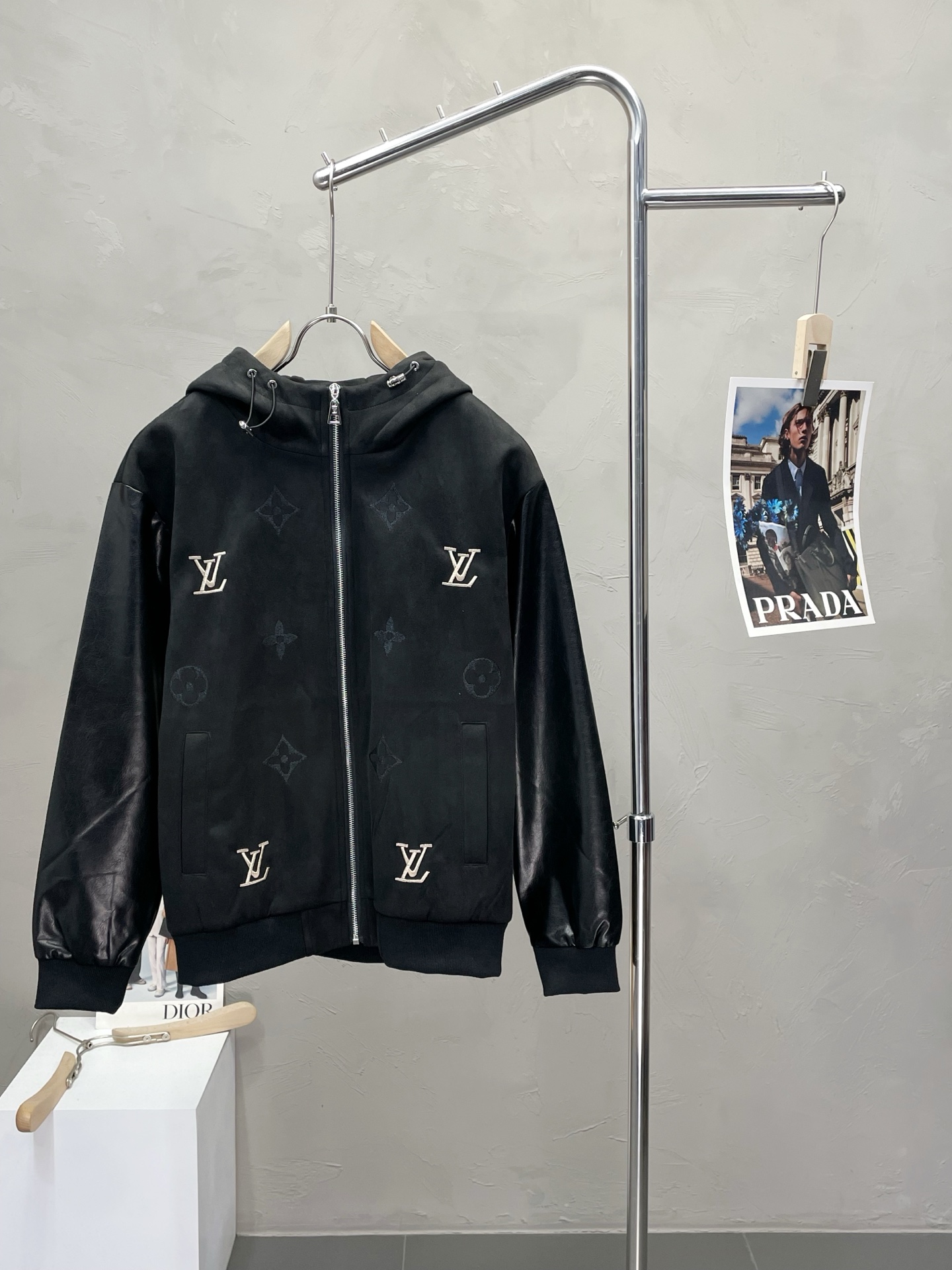 NO:529417,.Louis Vuitton exclusively offers new original single men's casual leather jacket, breathable and comfortable, high-end customization, high-end version, fashionable and versatile imported fabric, super soft and delicate, skin-friendly and comfortable to wear, high-end boutique, OEM, fine-made top body, very good, men's essential items, three standards, complete code M-3XL,,louis vuitton,louis vuitton,jackets & coats,alexander wang19860909.Louis Vuitton路易威登独家专供新款原单男士休闲拼皮夹克 透气舒适 高端定制 高版本 时尚百搭爆款进口面料 手感超柔软细腻 穿着亲肤舒适 高端精品 代工厂精细做上身非常赞 男士必备单品 三标齐全 码数M-3XL,,louis vuitton,louis vuitton,jackets & coats,alexander wang,Men's clothing