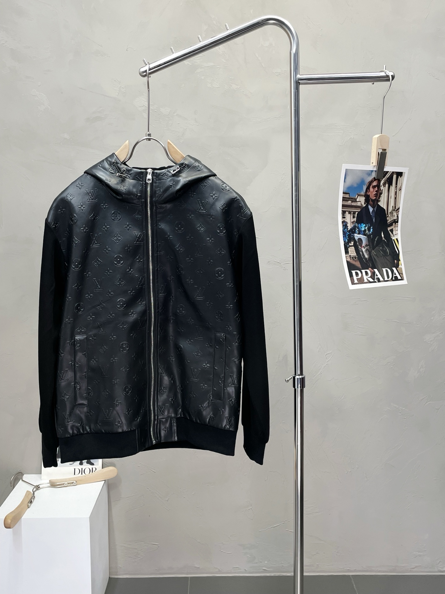 NO:529416,.Louis Vuitton exclusively offers new original single men's casual hooded leather jacket, breathable and comfortable, high-end customization, high-end version, fashionable and versatile imported fabric, super soft and delicate, skin-friendly and comfortable to wear, high-end boutique, OEM, fine-made top body, very good, men's essential items, three standards, complete code M-3XL,,louis vuitton,louis vuitton,jackets & coats,hats,alexander wang19860909.Louis Vuitton路易威登独家专供新款原单男士休闲连帽拼皮夹克 透气舒适 高端定制 高版本 时尚百搭爆款进口面料 手感超柔软细腻 穿着亲肤舒适 高端精品 代工厂精细做上身非常赞 男士必备单品 三标齐全 码数M-3XL,,louis vuitton,louis vuitton,jackets & coats,hats,alexander wang,Men's clothing