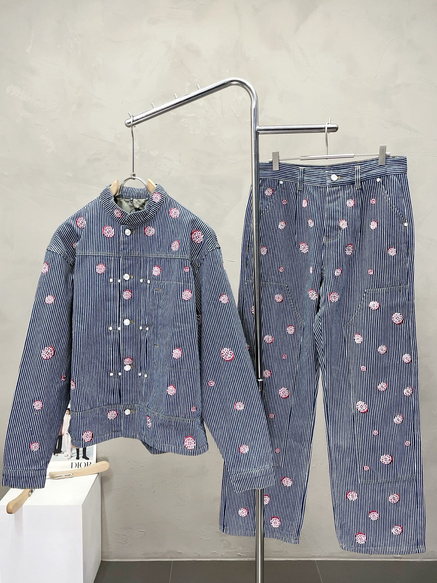 NO:529424,Jackets and trousers. Louis Vuitton exclusively offers the same denim suit for the new counter, breathable, comfortable and casual!  Full of high-end feeling!  The details are exquisite and high-end, and the workmanship is impeccable!  The original high-end fabric looks high-end!  The fabric is soft, delicate and comfortable, moisture absorption, quick drying, breathable, neat and stylish. Top S-XL, pants 30.32.34.36,,louis vuitton,louis vuitton,jackets & coats,alexander wang19860909外套、长裤.Louis Vuitton路易威登独家专供新款专柜同款牛仔套装,透气舒适休闲！高级感满满！细节精致高档,做工无可挑剔！原版高端面料很显高级！面料柔软细腻舒适 吸湿速干透气,利落有型.上衣S-XL、裤子30.32.34.36,,louis vuitton,louis vuitton,jackets & coats,alexander wang,Men's clothing