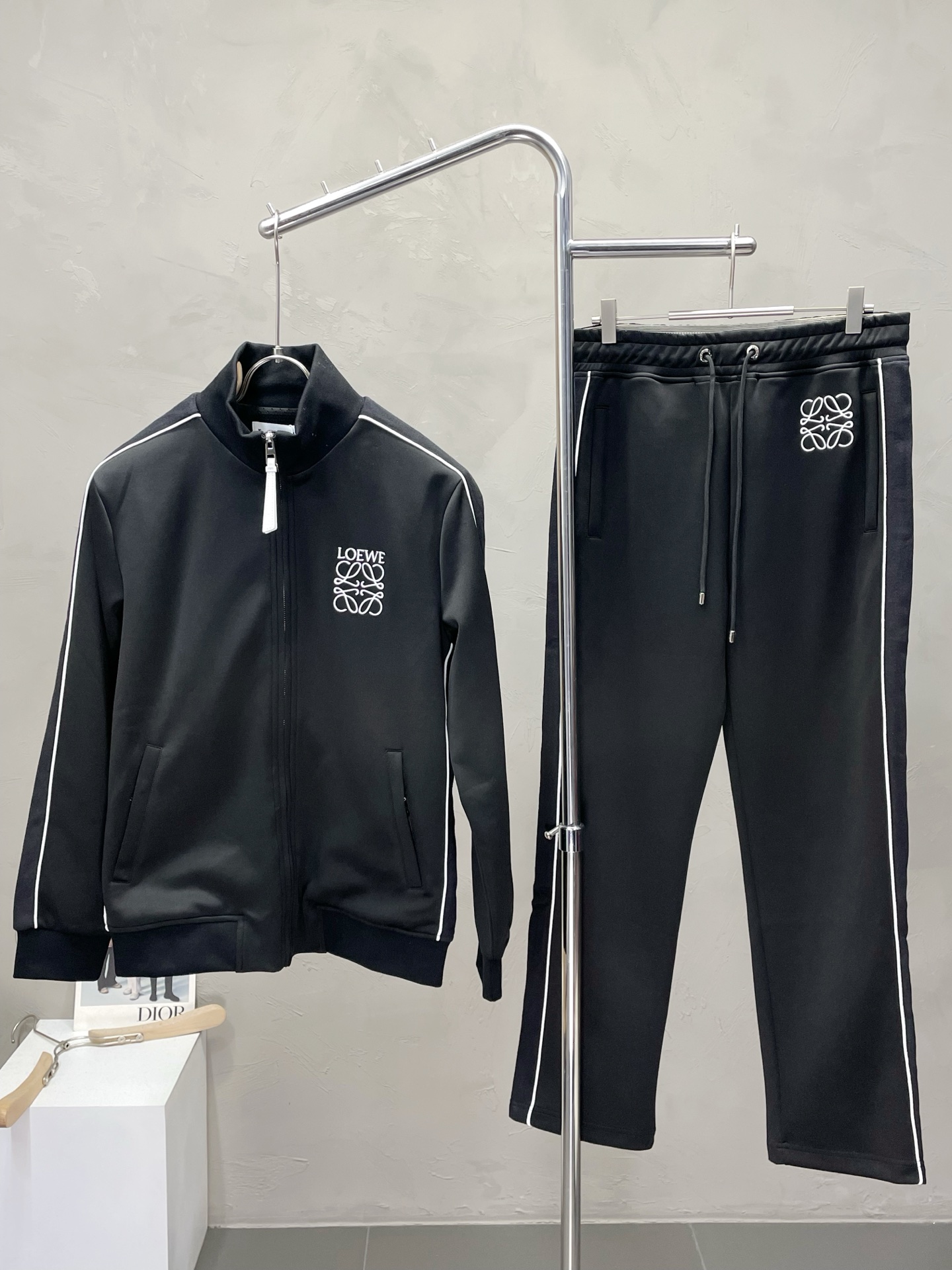 NO:529420,/Set.LOEWE exclusively for new casual sets, high-end version!  Customized fabrics for counters are breathable and comfortable, with impeccable details, and the brand element design concept reflects high quality. The feel is delicate and soft!  It is casually cut, with a great upper body style!  Number of codes: 48-56, loewe, loewe, alexander wang19860909/套.LOEWE罗意威独家专供新款休闲套装 高端版本！专柜定制面料 透气舒适度高,细节无可挑剔,品牌元素设计理念,体现高品质.手感细腻柔软！呈现休闲裁剪,上身版型超赞！码数: 48-56,,loewe,loewe,alexander wang,Men's clothing