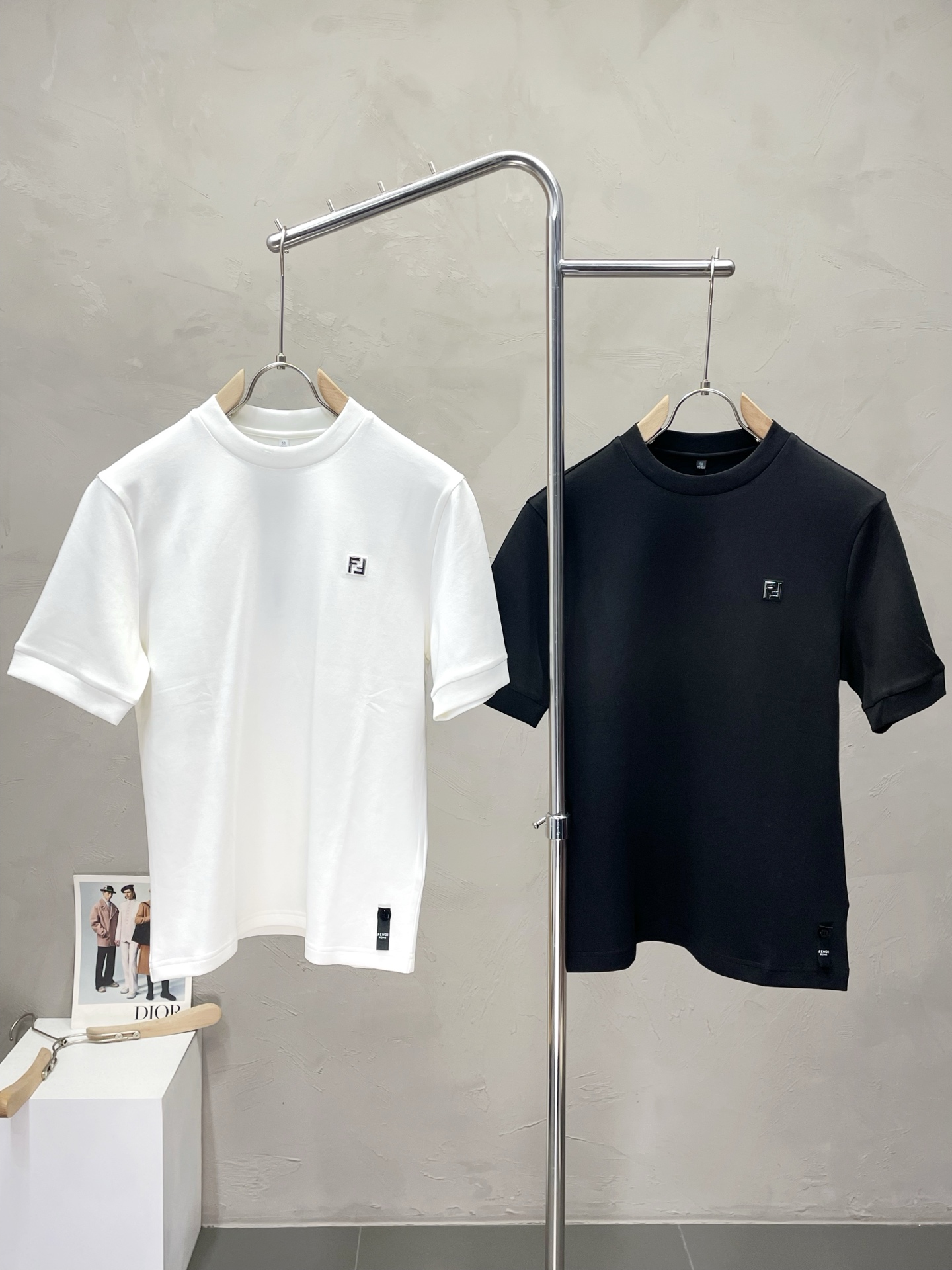 NO:530262,.FENDI exclusively offers new original single men's casual short sleeves, high-end customization, high-end version, fashionable and versatile imported fabric, super soft and delicate, skin-friendly and comfortable to wear, high-end boutique, OEM, fine-made, very good for the upper body, men's essential items, three standards, M-3XL,,fendi,fendi,T-shirt,alexander wang19860909.FENDI芬迪独家专供新款原单男士休闲短袖 高端定制 高端版本 时尚百搭爆款进口面料 手感超柔软细腻 穿着亲肤舒适 高端精品 代工厂精细做上身非常赞 男士必备单品 三标齐全 码数M-3XL,,fendi,fendi,T-shirt,alexander wang,Men's clothing