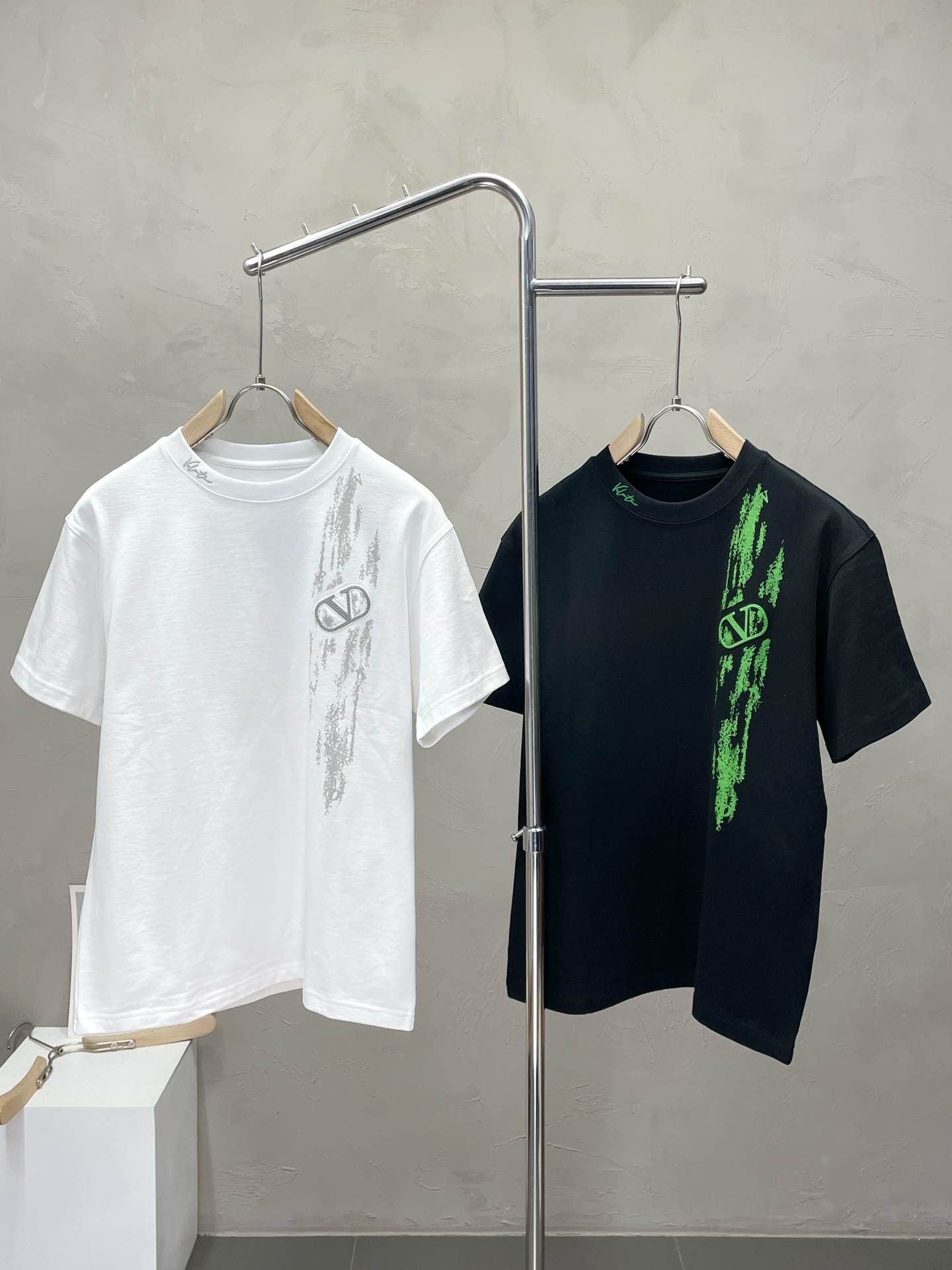 NO:530268,.VALENTINO Valentino exclusively offers new original single men's casual short sleeves, high-end customization, high-end version, fashionable and versatile imported fabric, super soft and delicate, skin-friendly and comfortable to wear, high-end boutique, OEM, fine-made top body, very good, men's essential items, three standards, code M-3XL,,valentino,valentino,T-shirt,alexander wang19860909.VALENTINO华伦天奴独家专供新款原单男士休闲短袖 高端定制 高端版本 时尚百搭爆款进口面料 手感超柔软细腻 穿着亲肤舒适 高端精品 代工厂精细做上身非常赞 男士必备单品 三标齐全 码数M-3XL,,valentino,valentino,T-shirt,alexander wang,Men's clothing