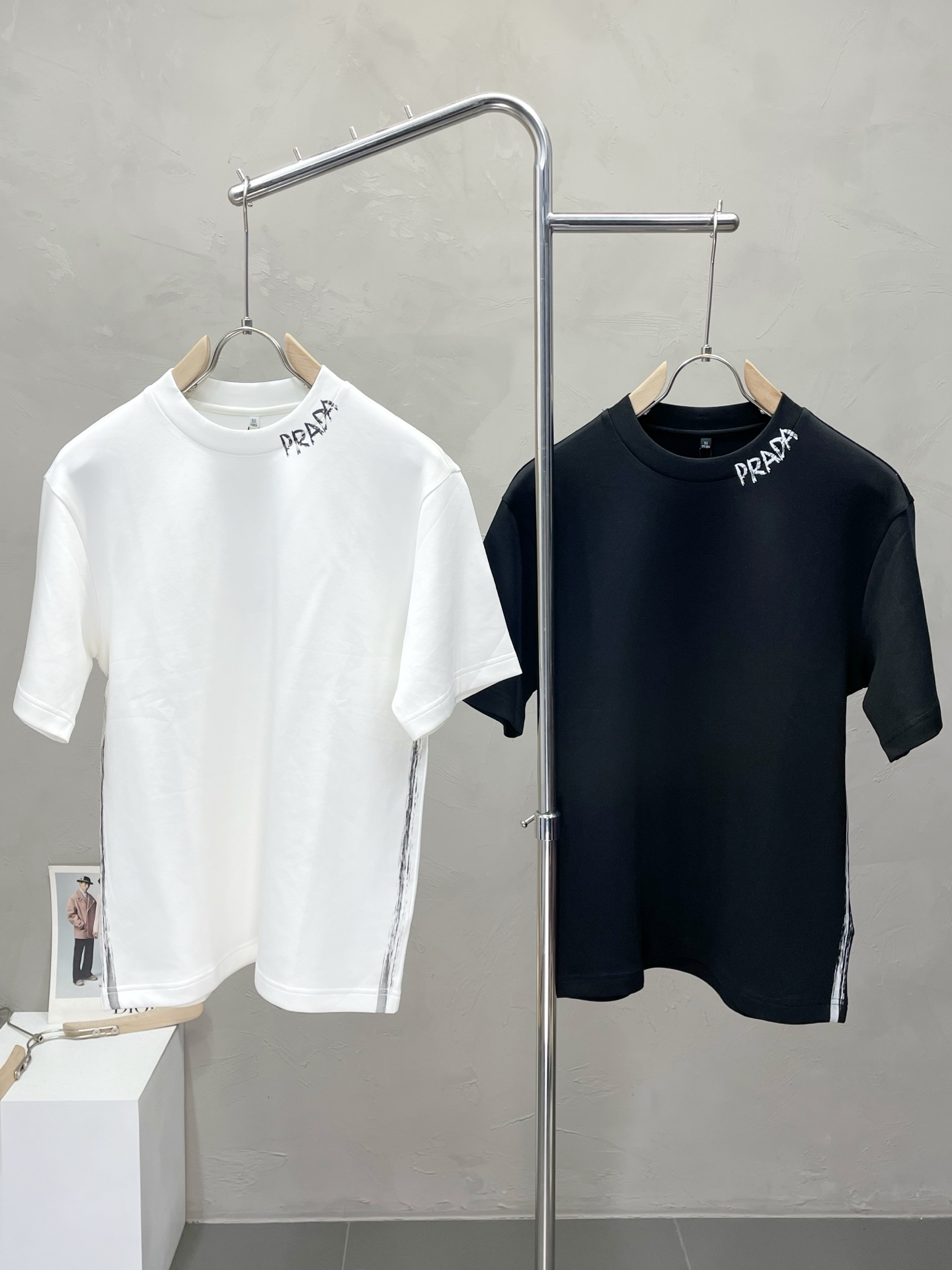 NO:530245,.Prada exclusively offers new original single men's casual short sleeves, high-end customization, high-end version, fashionable and versatile imported fabric, super soft and delicate, skin-friendly and comfortable to wear, high-end boutique, OEM, fine production, very good for the upper body, men's essential items, three standards, M-3XL,,prada,prada,T-shirt,alexander wang19860909.Prada普拉达独家专供新款原单男士休闲短袖 高端定制 高端版本 时尚百搭爆款进口面料 手感超柔软细腻 穿着亲肤舒适 高端精品 代工厂精细做上身非常赞 男士必备单品 三标齐全 码数M-3XL,,prada,prada,T-shirt,alexander wang,Men's clothing