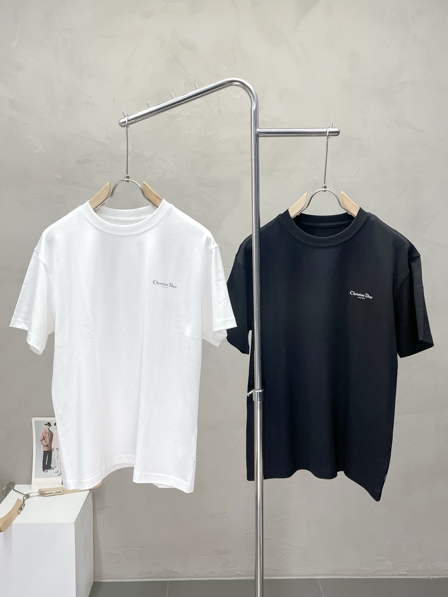 NO:530257,.Dior exclusively offers new original single men's casual short sleeves, high-end customization, high-end version, fashionable and versatile imported fabric, super soft and delicate, skin-friendly and comfortable to wear, high-end boutique, OEM, fine production, very good for the top body, men's essential items, complete three standards, M-3XL,,dior,dior,T-shirt,alexander wang19860909.Dior迪奥独家专供新款原单男士休闲短袖 高端定制 高端版本 时尚百搭爆款进口面料 手感超柔软细腻 穿着亲肤舒适 高端精品 代工厂精细做上身非常赞 男士必备单品 三标齐全 码数M-3XL,,dior,dior,T-shirt,alexander wang,Men's clothing