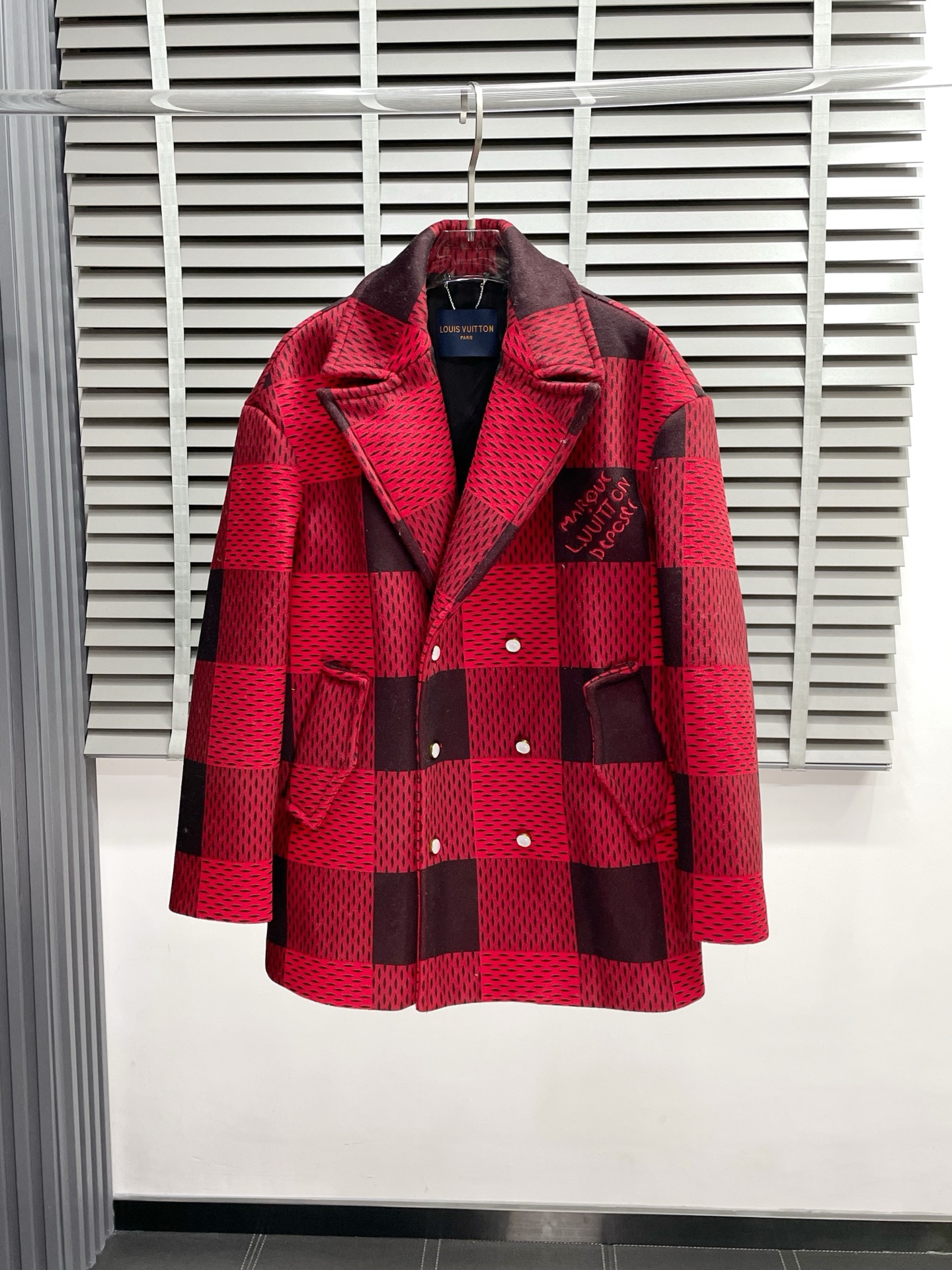 NO:573399,.Leather jacket-Louis Vuitton exclusively offers the latest jacket. Classic design and stunning appearance. Plaid logo jacquard lapel double-breasted design. Imported fabrics. The quality is impeccable. Quality control allows you to buy it directly. It is a high-end product that cannot be faulted! You can feel its powerful aura through the detailed pictures. It has a remarkable effect of gathering heat and keeping warm, so you don’t have to worry about getting a little chilly! Both fashionable and functional, the whole style looks more luxurious! Size M-3XL,,louis vuitton,louis vuitton,jackets & coats,leather jacket,alexander wang19860909.皮衣-Louis Vuitton路易威登独家专供最新款外套 经典设计与颜值爆棚的外套 格纹logo提花翻领双排扣设计 进口面料 品质更是无法挑剔品控可以直接入手,不容过错的高端臻品！通过细节图片便可感受到它强悍的气场,聚温保暖效果显著,完全不用担心会有一点寒意！时尚与功能性兼备,整款显得更加的奢华大气！ 尺码M-3XL,,louis vuitton,louis vuitton,jackets & coats,leather jacket,alexander wang,Men's clothing