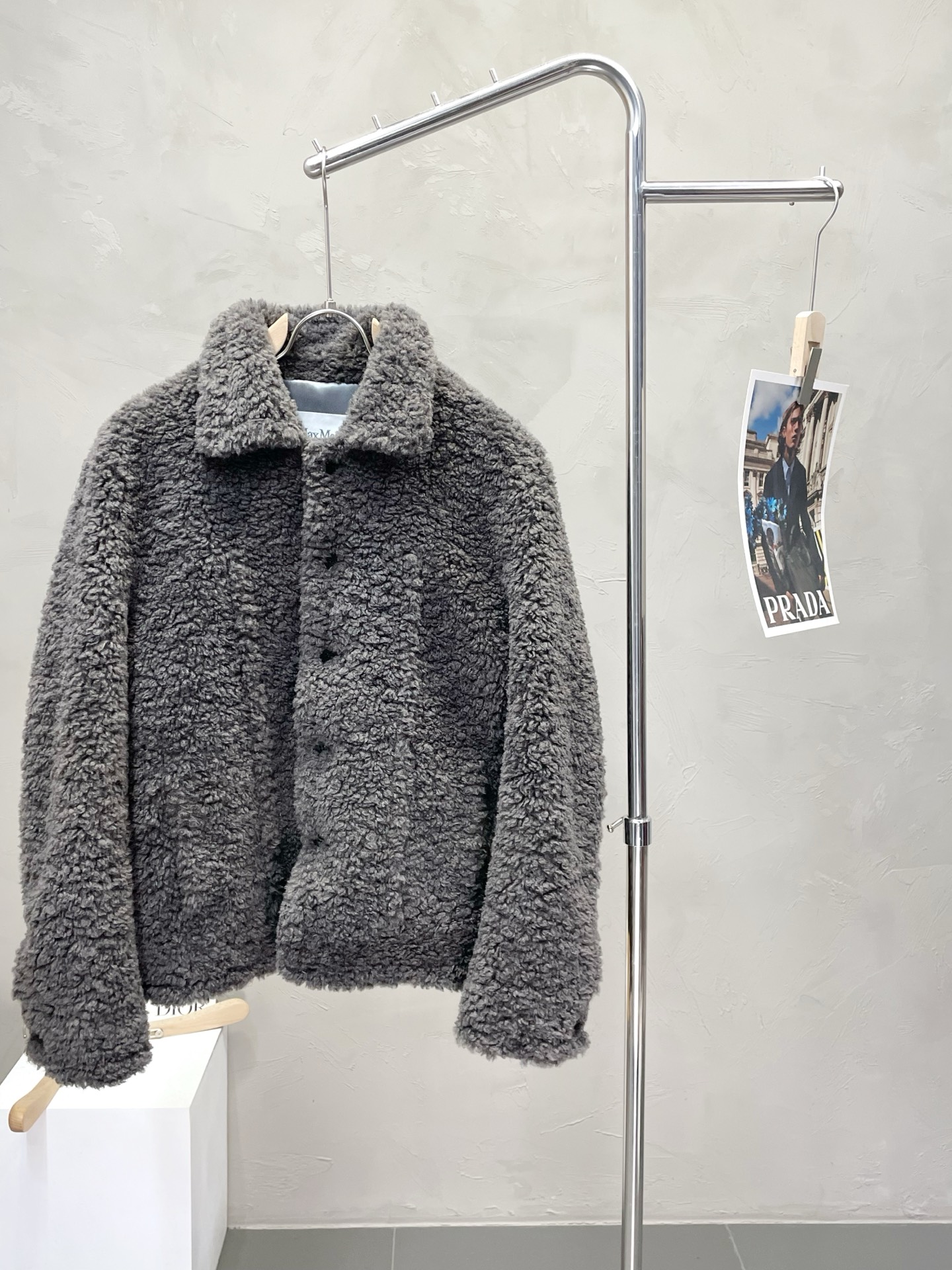 NO:529434,.Leather Jacket - Max Mara exclusively offers the latest leather jackets, solid color casual lamb fur short leather jackets, classic design and super beautiful jackets, imported fabrics, quality control, high-end products that cannot be picked and cannot be missed! Through the detailed pictures, you can feel its powerful aura, and the warm-concentration effect is significant, so you don’t have to worry about the chill at all! It is both fashionable and functional, and the whole style looks more luxurious and elegant! Size M-3XL, Jackets & coats, Jackets & coats,leather jacket,alexander wang19860909.皮衣-Max Mara独家专供最新款皮衣 纯色休闲羊羔毛短款皮衣夹克 经典设计与颜值爆棚的外套 进口面料 品质更是无法挑剔品控可以直接入手,不容过错的高端臻品！通过细节图片便可感受到它强悍的气场,聚温保暖效果显著,完全不用担心会有一点寒意！时尚与功能性兼备,整款显得更加的奢华大气！ 尺码M-3XL,,jackets & coats,jackets & coats,leather jacket,alexander wang,Men's clothing