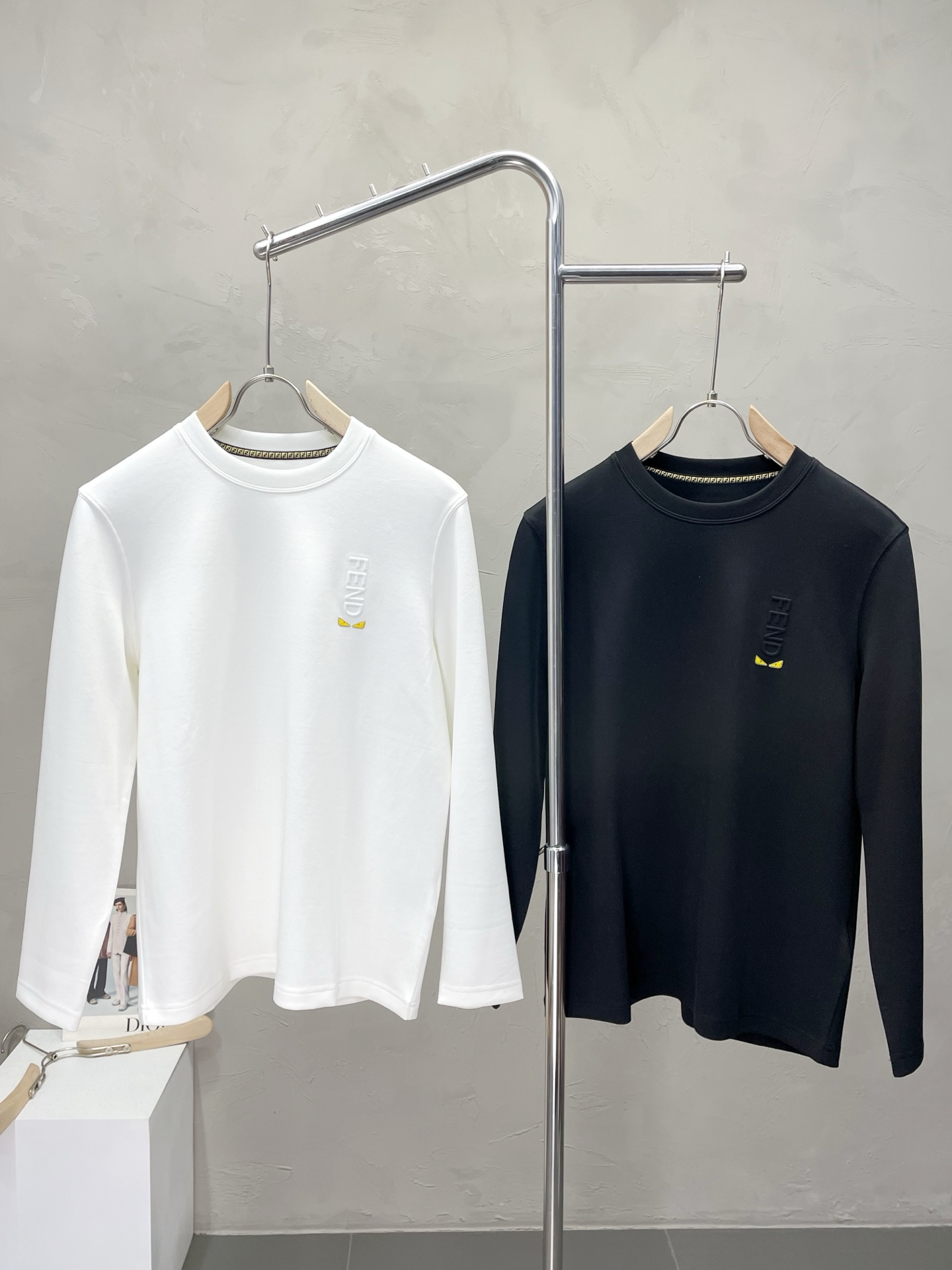 NO:529412,.FENDI exclusively offers new original single men's casual long sleeves, high-end customization, high-end version, fashionable and versatile imported fabric, super soft and delicate, skin-friendly and comfortable to wear, high-end boutique, OEM, fine-made top body, very good, men's essential items, three standards, M-3XL,,fendi,fendi,alexander wang19860909.FENDI芬迪独家专供新款原单男士休闲长袖 高端定制 高端版本 时尚百搭爆款进口面料 手感超柔软细腻 穿着亲肤舒适 高端精品 代工厂精细做上身非常赞 男士必备单品 三标齐全 码数M-3XL,,fendi,fendi,alexander wang,Men's clothing