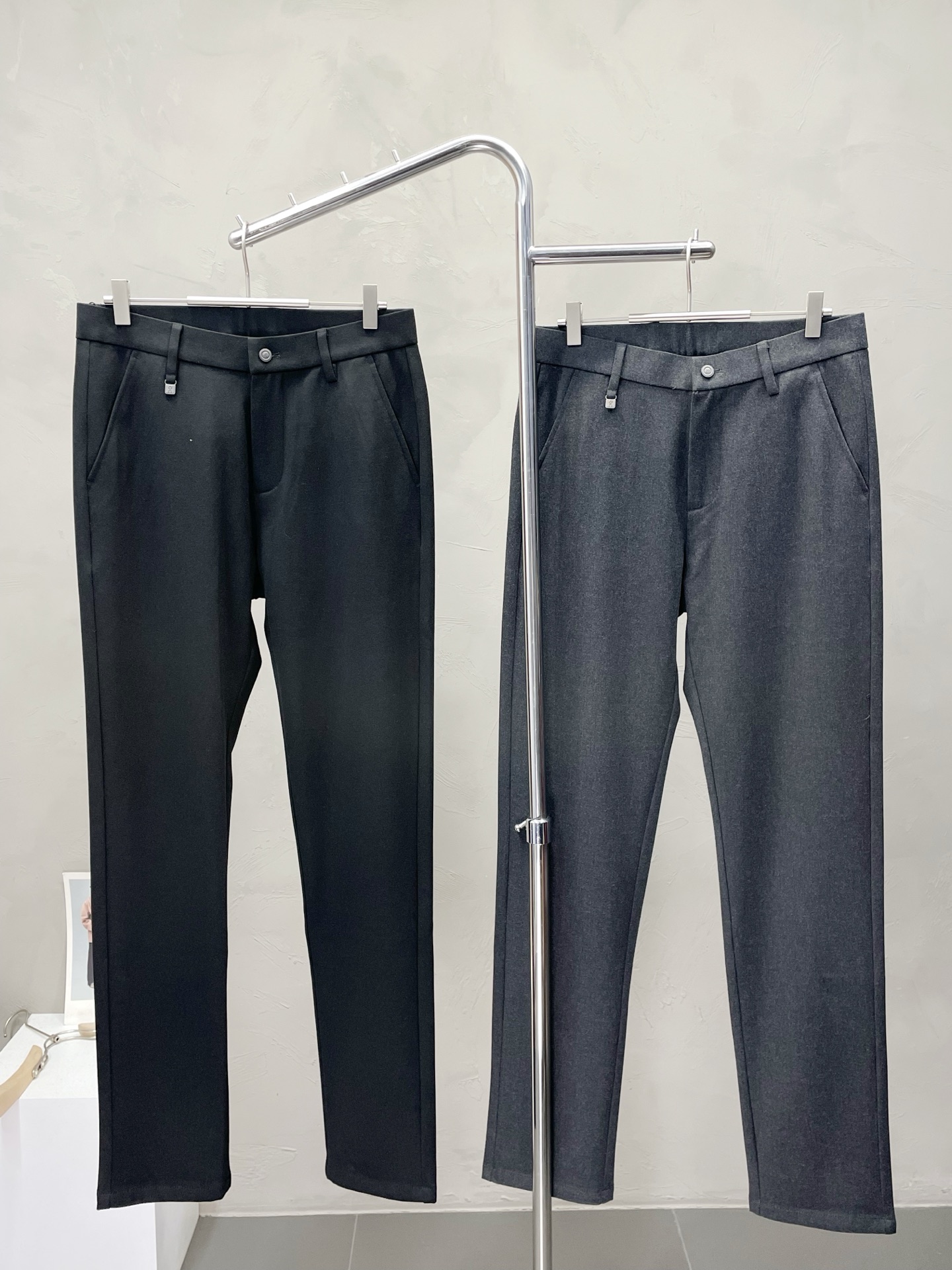 NO:530247,.Loewe exclusively offers new original single men's casual pants, high-end customization, high-end version, fashionable and versatile imported fabric, super soft and delicate, skin-friendly and comfortable to wear, high-end boutique, OEM, fine-made top body, very good, men's essential items, three standards, 30-38,,loewe,loewe,alexander wang19860909.Loewe罗意威独家专供新款原单男士休闲裤 高端定制 高端版本 时尚百搭爆款进口面料 手感超柔软细腻 穿着亲肤舒适 高端精品 代工厂精细做上身非常赞 男士必备单品 三标齐全 码数30-38,,loewe,loewe,alexander wang,Men's clothing