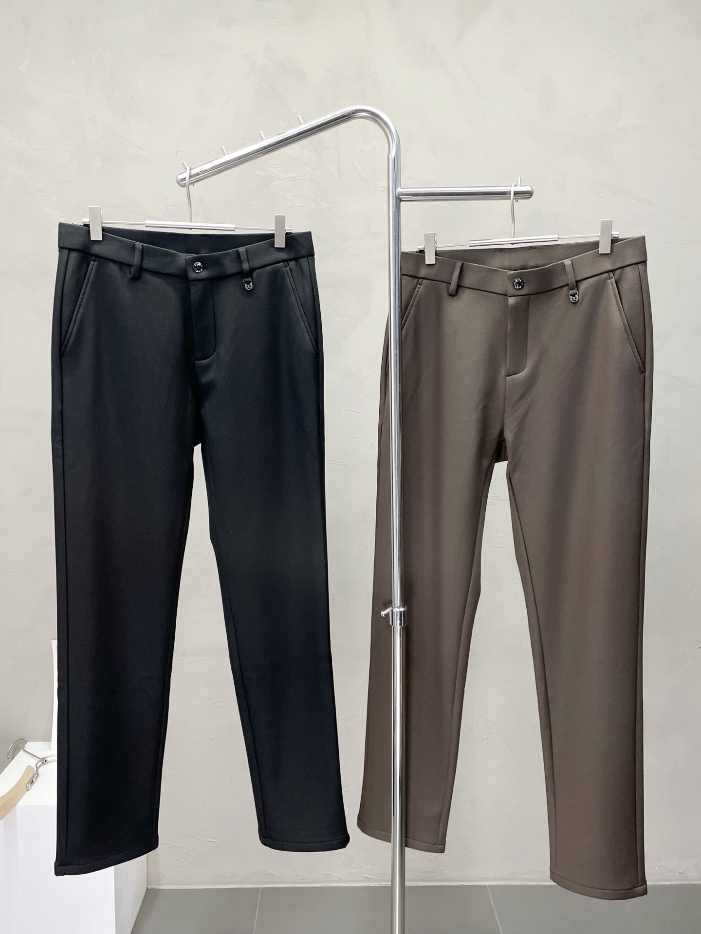 NO:530250,.VALENTINO exclusively offers new original single men's casual pants, high-end customization, high-end version, fashionable and versatile imported fabric, super soft and delicate, skin-friendly and comfortable to wear, high-end boutique, OEM, fine-made top body, very good, men's essential items, three standards, 30-38,,valentino,valentino,alexander wang19860909.VALENTINO华伦天奴独家专供新款原单男士休闲裤 高端定制 高端版本 时尚百搭爆款进口面料 手感超柔软细腻 穿着亲肤舒适 高端精品 代工厂精细做上身非常赞 男士必备单品 三标齐全 码数30-38,,valentino,valentino,alexander wang,Men's clothing