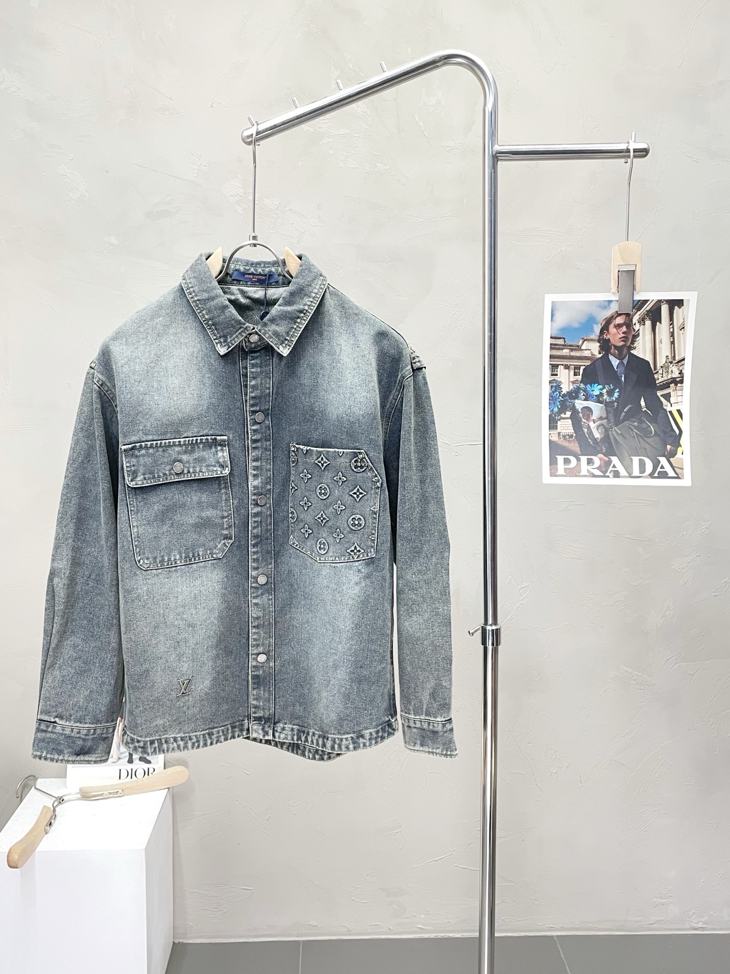 NO:529428,.Louis Vuitton exclusively offers new original single men's casual denim jacket, breathable and comfortable, high-end customization, high-end version, fashionable and versatile imported fabric, super soft and delicate, skin-friendly and comfortable to wear, high-end boutique, OEM, fine-made top body, very good, men's essential items, three standards, S-2XL,,louis vuitton,louis vuitton,jackets & coats,alexander wang19860909.Louis Vuitton路易威登独家专供新款原单男士休闲牛仔外套 透气舒适 高端定制 高版本 时尚百搭爆款进口面料 手感超柔软细腻 穿着亲肤舒适 高端精品 代工厂精细做上身非常赞 男士必备单品 三标齐全 码数S-2XL,,louis vuitton,louis vuitton,jackets & coats,alexander wang,Men's clothing