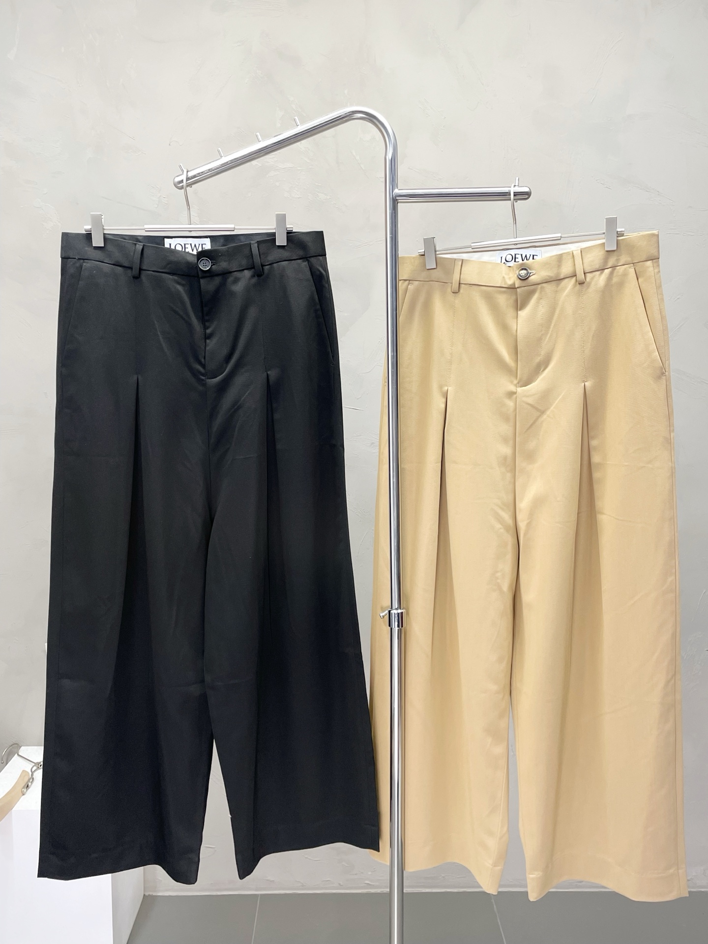 NO:529430,.LOEWE exclusively offers new casual wide-leg pants, high-end version!  Customized fabrics for counters are breathable and comfortable, with impeccable details, and the brand element design concept reflects high quality. The feel is delicate and soft!  It is casually cut, with a great upper body style!  S-XL, loewe, loewe, alexander wang19860909.LOEWE罗意威独家专供新款休闲阔腿裤 高端版本！专柜定制面料 透气舒适度高,细节无可挑剔,品牌元素设计理念,体现高品质.手感细腻柔软！呈现休闲裁剪,上身版型超赞！码数S-XL,,loewe,loewe,alexander wang,Men's clothing