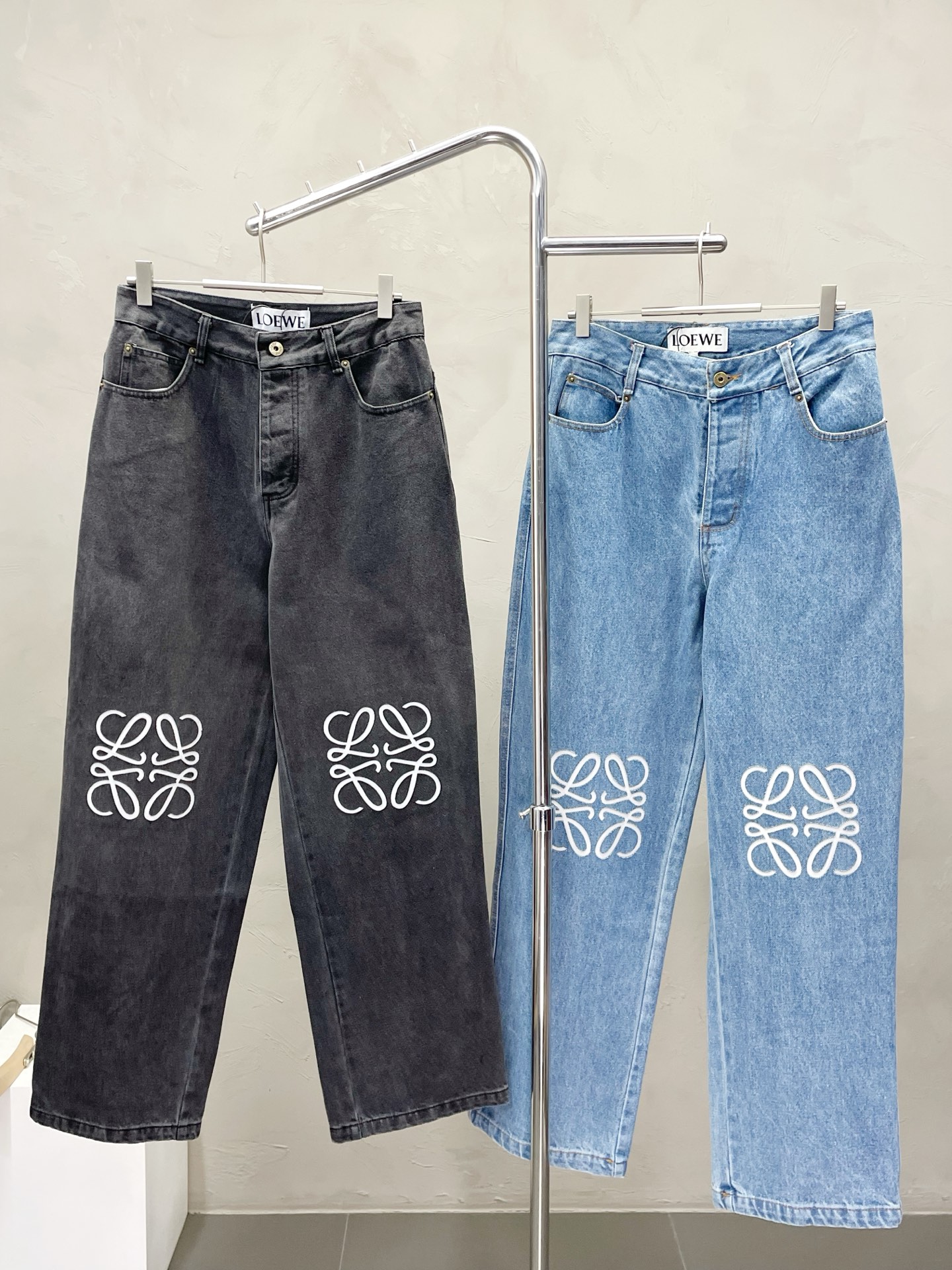 NO:529426,.LOEWE exclusively offers new casual wide-leg jeans, high-end version!  Customized fabrics for counters are breathable and comfortable, with impeccable details, and the brand element design concept reflects high quality. The feel is delicate and soft!  It is casually cut, with a great upper body style!  S-XL, loewe, loewe, jeans, alexander wang19860909.LOEWE罗意威独家专供新款休闲阔腿牛仔裤 高端版本！专柜定制面料 透气舒适度高,细节无可挑剔,品牌元素设计理念,体现高品质.手感细腻柔软！呈现休闲裁剪,上身版型超赞！码数S-XL,,loewe,loewe,jeans,alexander wang,Men's clothing