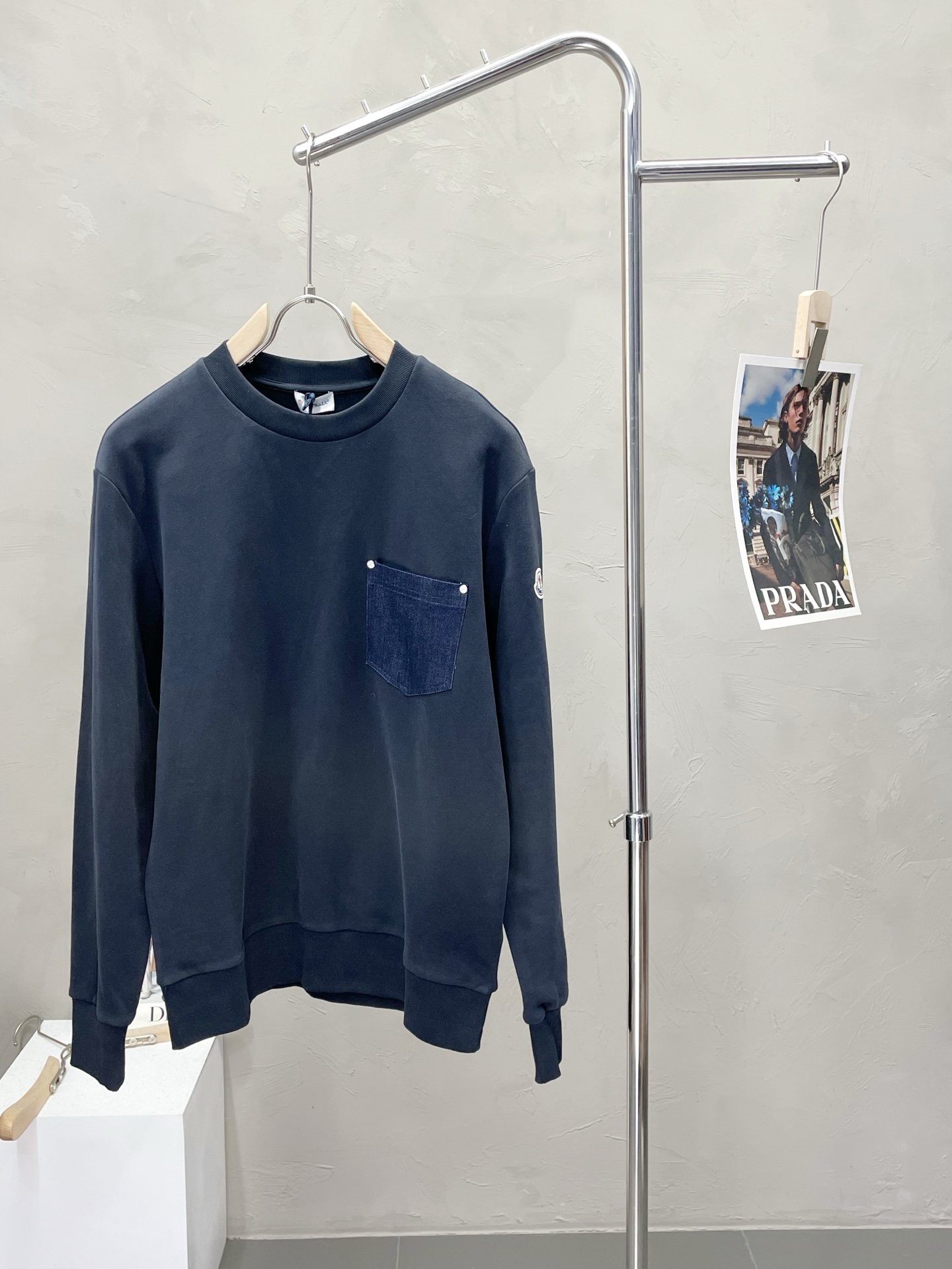 NO:529432,.Moncler's hooded exclusively for the latest fashionable pullover sweatshirts. Classic design and design with great appearance. The quality is even more unscrupulous. You can buy it directly. You can't get it wrong! Through the detailed pictures, you can feel its powerful aura. The inner layer has a significant effect of warming and keeping warm. There is no need to worry about a little chill! It is both fashionable and functional, and the whole style looks more luxurious and elegant! Size S-XL, Moncler, hoodie, sweatshirts, alexander wang19860909.Moncler蒙口独家专供最新时尚套头卫衣 经典设计与颜值爆棚的设计 品质更是无法挑剔品控可以直接入手,不容过错的高端臻品！通过细节图片便可感受到它强悍的气场,内里加绒 聚温保暖效果显著,完全不用担心会有一点寒意！时尚与功能性兼备,整款显得更加的奢华大气！ 尺码S-XL,,Moncler,hoodie,sweatshirts,alexander wang,Men's clothing