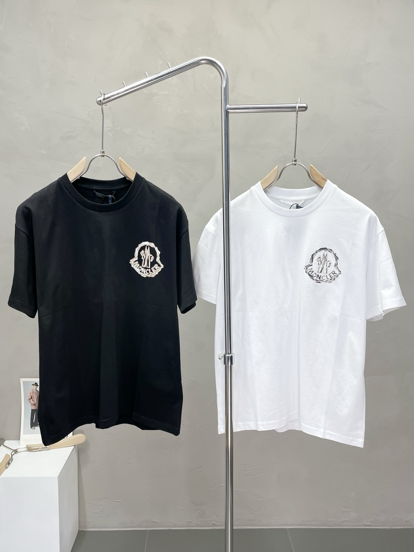 NO:523839,.Moncler mask exclusively provides new styles of original single men's casual spring and summer short sleeves, high-end customization, high-end version, fashionable and versatile imported fabric, super soft and delicate, skin-friendly and comfortable to wear, high-end boutique, OEM, fine-made top body, very good, men's essential items, three standards, S.M.L,, Moncler, T-shirt, alexander wang19860909.Moncler蒙口独家专供新款原单男士休闲春夏短袖 高端定制 高端版本 时尚百搭爆款进口面料 手感超柔软细腻 穿着亲肤舒适 高端精品 代工厂精细做上身非常赞 男士必备单品 三标齐全 码数S.M.L,,Moncler,T-shirt,alexander wang,Men's clothing