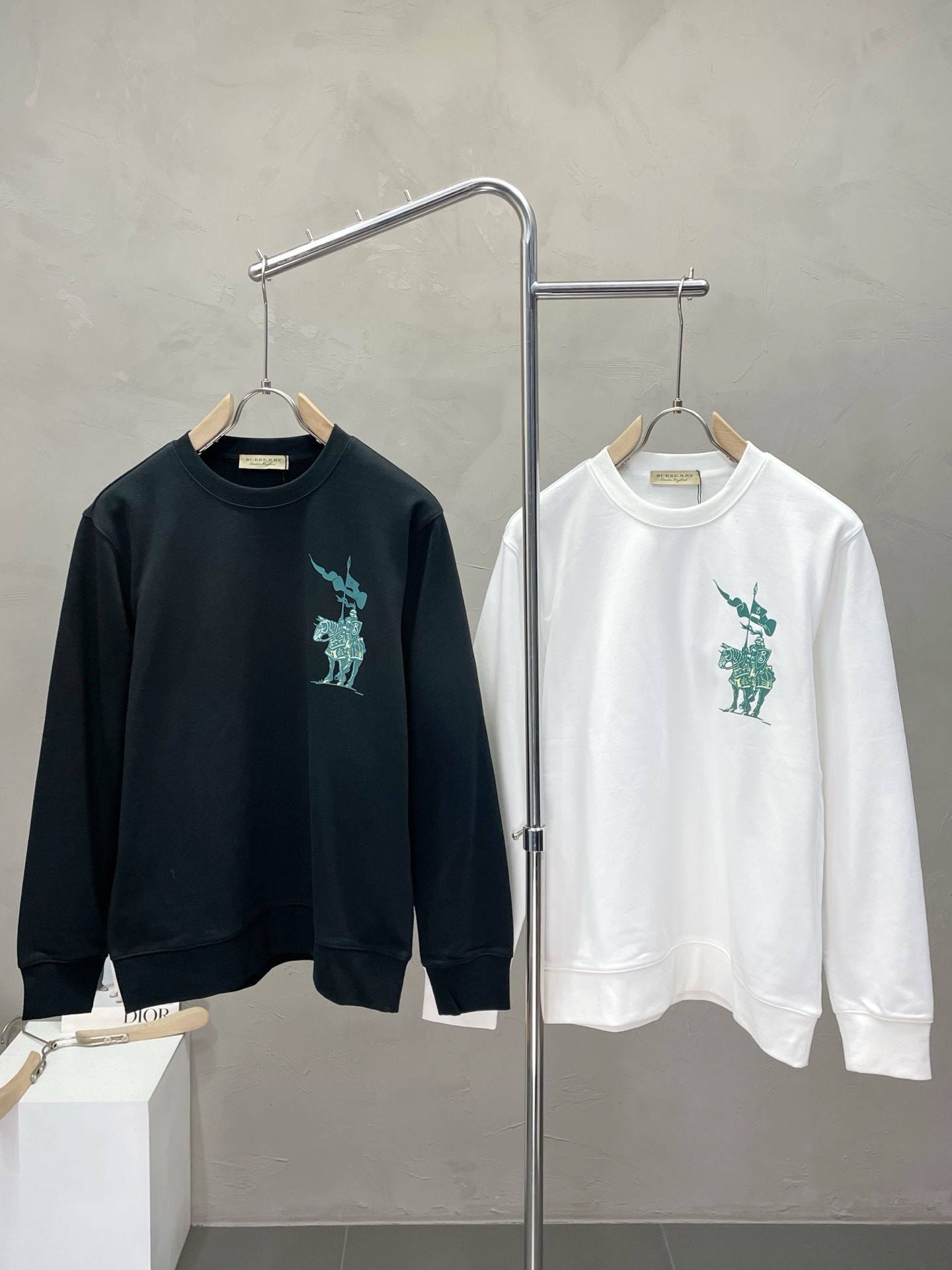 NO:530266,.Burberry Burberry exclusively offers new original single men's casual sweatshirts. High-end customization. High-end version. Fashionable and versatile imported fabrics. Super soft and delicate touch. Skin-friendly and comfortable to wear. High-end boutique. OEM is very good at making the upper body. Men's must-have items. Complete three standards. Number M-2XL, burberry, burberry, hoodie, sweatshirts, alexander wang.19860909.Burberry巴宝莉独家专供新款原单男士休闲卫衣 高端定制 高端版本 时尚百搭爆款进口面料 手感超柔软细腻 穿着亲肤舒适 高端精品 代工厂精细做上身非常赞 男士必备单品 三标齐全 码数M-2XL,,burberry,burberry,hoodie,sweatshirts,alexander wang,Men's clothing