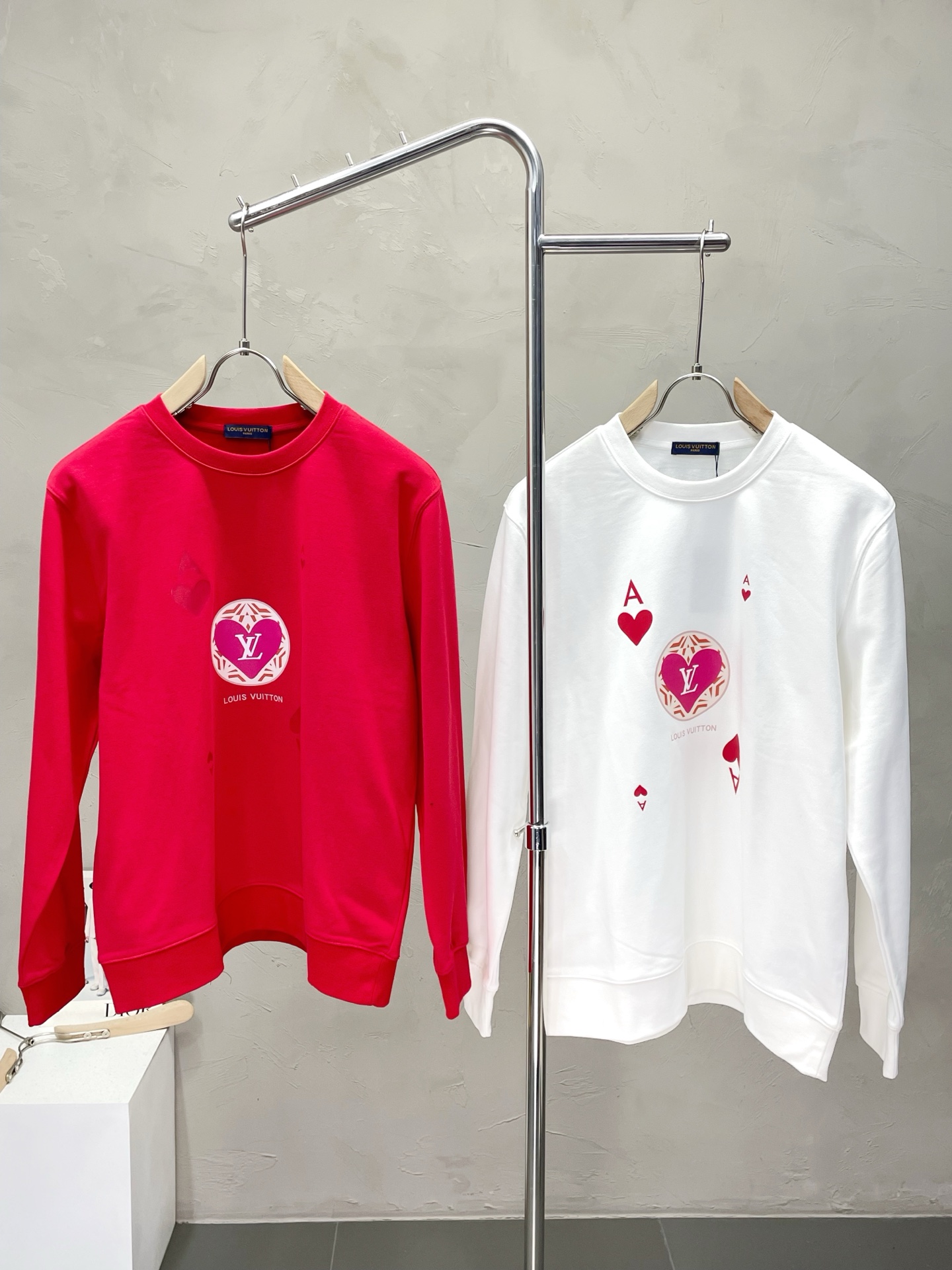 NO:529411,.Louis Vuitton exclusively offers new original single men's casual sweatshirts. High-end customization. High-end version. Fashionable and versatile imported fabrics. Super soft and delicate touch. Skin-friendly and comfortable to wear. High-end boutique. OEM is very good at making the upper body. Must have men's essential items. Three standards are complete. Number M-2XL,,louis vuitton,louis vuitton,hoodie,sweatshirts,alexander wang19860909.Louis Vuitton路易威登独家专供新款原单男士休闲卫衣 高端定制 高端版本 时尚百搭爆款进口面料 手感超柔软细腻 穿着亲肤舒适 高端精品 代工厂精细做上身非常赞 男士必备单品 三标齐全 码数M-2XL,,louis vuitton,louis vuitton,hoodie,sweatshirts,alexander wang,Men's clothing