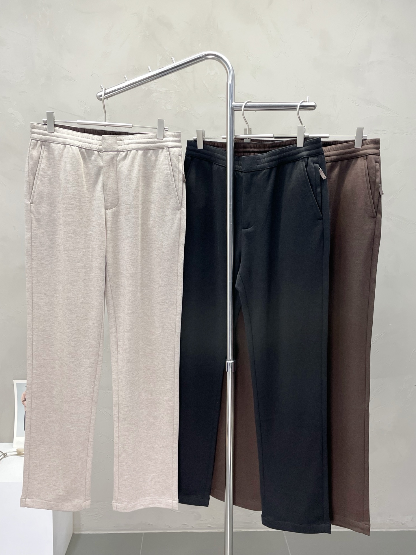 NO:530253,.BERLUTI Bruti exclusively offers new casual pants high-end version!  Customized fabrics for counters are breathable and comfortable, with impeccable details, and the brand element design concept reflects high quality. The feel is delicate and soft!  It is casually cut, with a great upper body style!  Number of codes: 48-56, alexander wang19860909.BERLUTI布鲁提独家专供新款 休闲裤 高端版本！专柜定制面料 透气舒适度高,细节无可挑剔,品牌元素设计理念,体现高品质.手感细腻柔软！呈现休闲裁剪,上身版型超赞！码数: 48-56,,alexander wang,Men's clothing