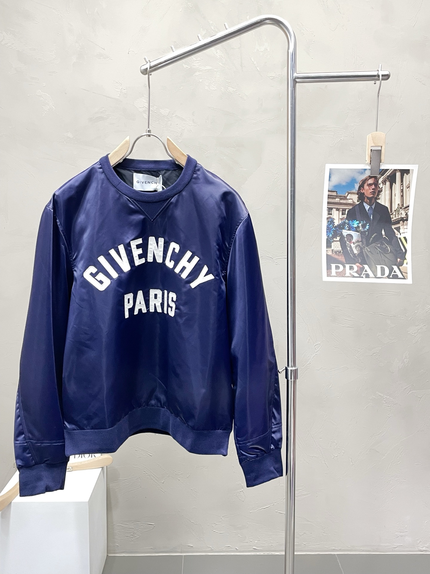 NO:523834,.Givenchy exclusively offers the latest fashionable sweatshirts. A jacket with a classic design and great appearance. It is even more difficult to pick and quality control. You can buy it directly. You can't get it wrong! Through the detailed pictures, you can feel its powerful aura, and the warm-concentration effect is significant, so you don’t have to worry about the chill at all! It is both fashionable and functional, and the whole style looks more luxurious and elegant! Size M-2XL, given , given , given , given , hoodie , sweatshirts , jackets & coats , alexander wang19860909.Givenchy纪梵希独家专供最新时尚卫衣 经典设计感与颜值爆棚的外套,品质更是无法挑剔品控可以直接入手,不容过错的高端臻品！通过细节图片便可感受到它强悍的气场,聚温保暖效果显著,完全不用担心会有一点寒意！时尚与功能性兼备,整款显得更加的奢华大气！ 尺码M-2XL,,givenchy,givenchy,hoodie,sweatshirts,jackets & coats,alexander wang,Men's clothing