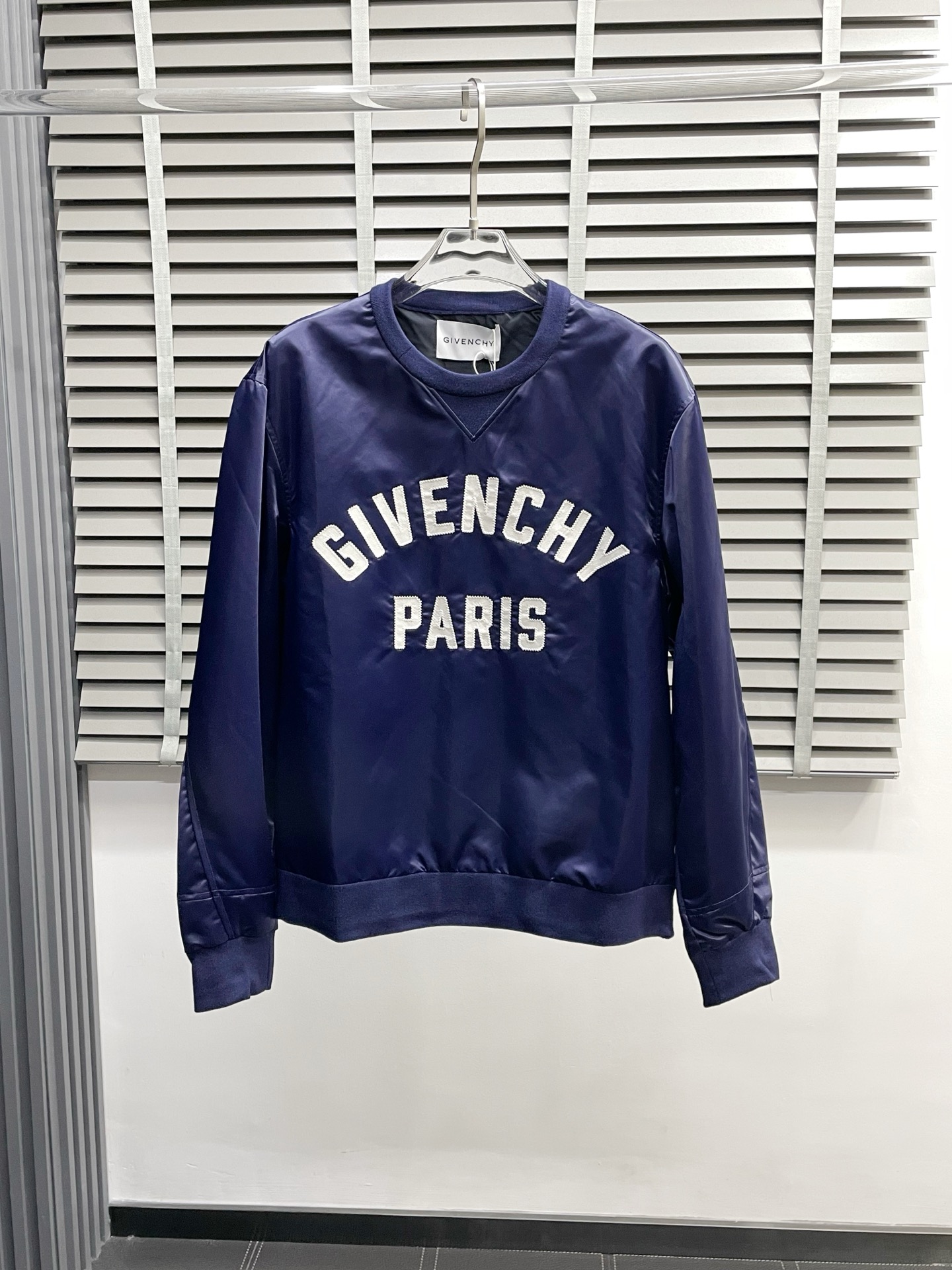 NO:530292,.Givenchy exclusively offers the latest fashionable sweatshirts. A jacket with a classic design and great appearance. It is even more difficult to pick and quality control. You can buy it directly. You can't get it wrong! Through the detailed pictures, you can feel its powerful aura, and the warm-concentration effect is significant, so you don’t have to worry about the chill at all! It is both fashionable and functional, and the whole style looks more luxurious and elegant! Size M-2XL, given , given , given , given , hoodie , sweatshirts , jackets & coats , alexander wang19860909.Givenchy纪梵希独家专供最新时尚卫衣 经典设计感与颜值爆棚的外套,品质更是无法挑剔品控可以直接入手,不容过错的高端臻品！通过细节图片便可感受到它强悍的气场,聚温保暖效果显著,完全不用担心会有一点寒意！时尚与功能性兼备,整款显得更加的奢华大气！ 尺码M-2XL,,givenchy,givenchy,hoodie,sweatshirts,jackets & coats,alexander wang,Men's clothing