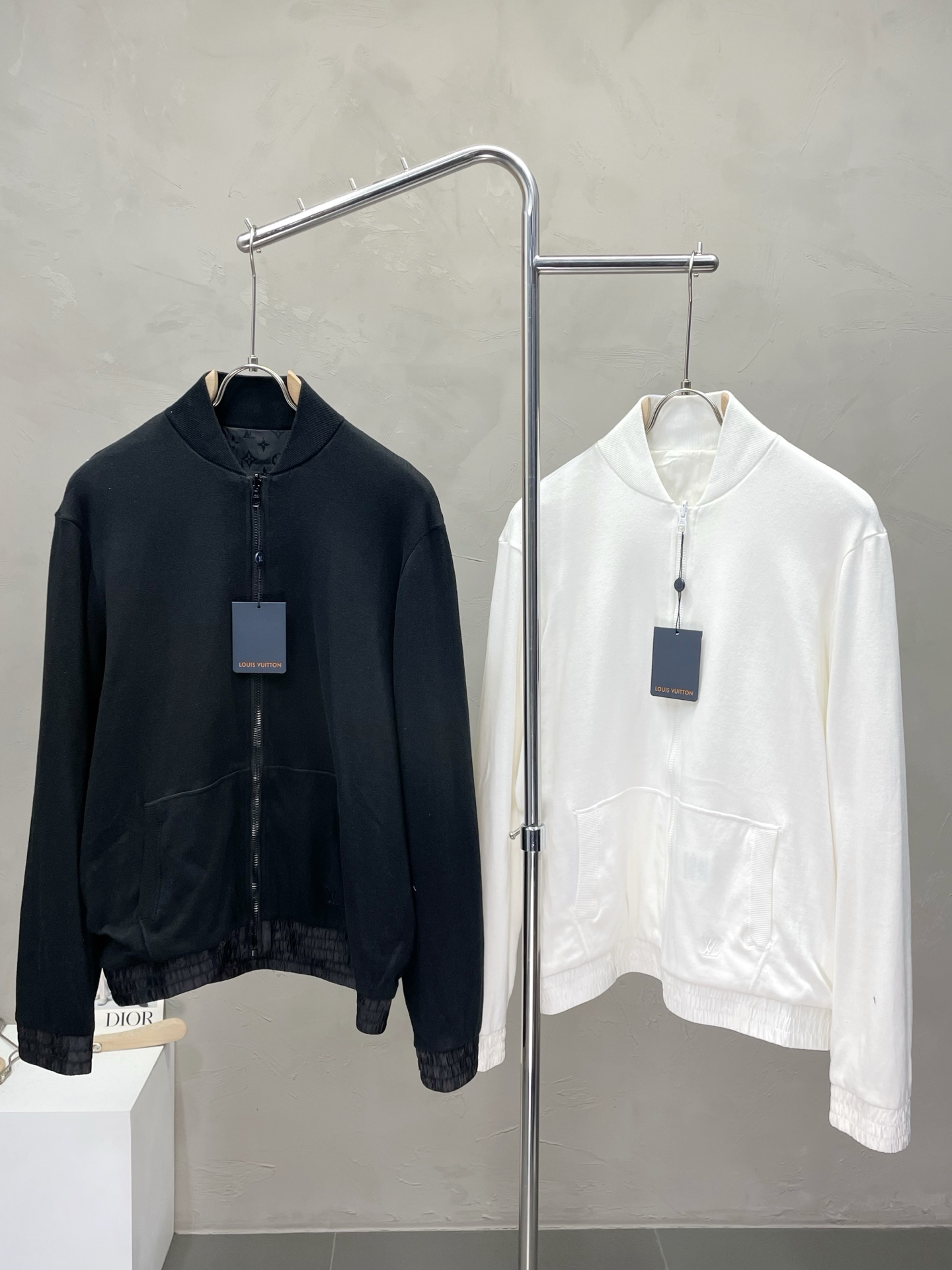 NO:523843,.Louis Vuitton exclusively offers the latest fashionable jackets, double-sided design, classic design and superb jackets, quality that cannot be picked and quality control can be purchased directly, and high-end products that cannot be missed! Through the detailed pictures, you can feel its powerful aura, and the warm-concentration effect is significant, so you don’t have to worry about the chill at all! It is both fashionable and functional, and the whole style looks more luxurious and elegant! Size S-XL, louis vuitton,louis vuitton,jackets & coats,jackets & coats,alexander wang19860909.Louis Vuitton路易威登独家专供最新时尚夹克 双面穿设计 经典设计感与颜值爆棚的外套,品质更是无法挑剔品控可以直接入手,不容过错的高端臻品！通过细节图片便可感受到它强悍的气场,聚温保暖效果显著,完全不用担心会有一点寒意！时尚与功能性兼备,整款显得更加的奢华大气！ 尺码S-XL,,louis vuitton,louis vuitton,jackets & coats,jackets & coats,alexander wang,Men's clothing