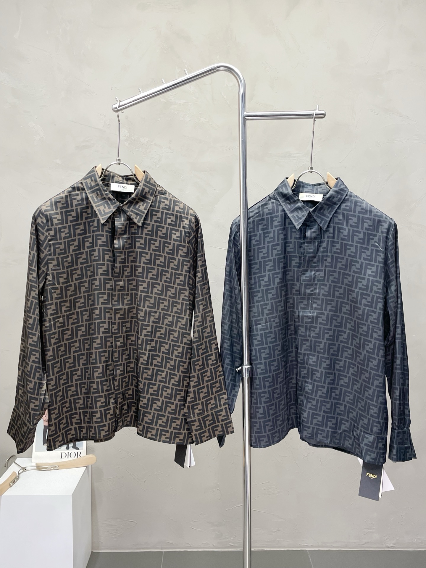 NO:523837,.FENDI exclusively offers new original single men's casual shirts, high-end customization, high-end version, fashionable and versatile imported fabrics, super soft and delicate, skin-friendly and comfortable to wear, high-end boutique, OEM, fine-made, very good for the upper body, men's essential items, complete three standards, 39-42,,fendi,fendi,shirts,alexander wang19860909.FENDI芬迪独家专供新款原单男士休闲衬衫 高端定制 高端版本 时尚百搭爆款进口面料 手感超柔软细腻 穿着亲肤舒适 高端精品 代工厂精细做上身非常赞 男士必备单品 三标齐全 码数39-42,,fendi,fendi,shirts,alexander wang,Men's clothing