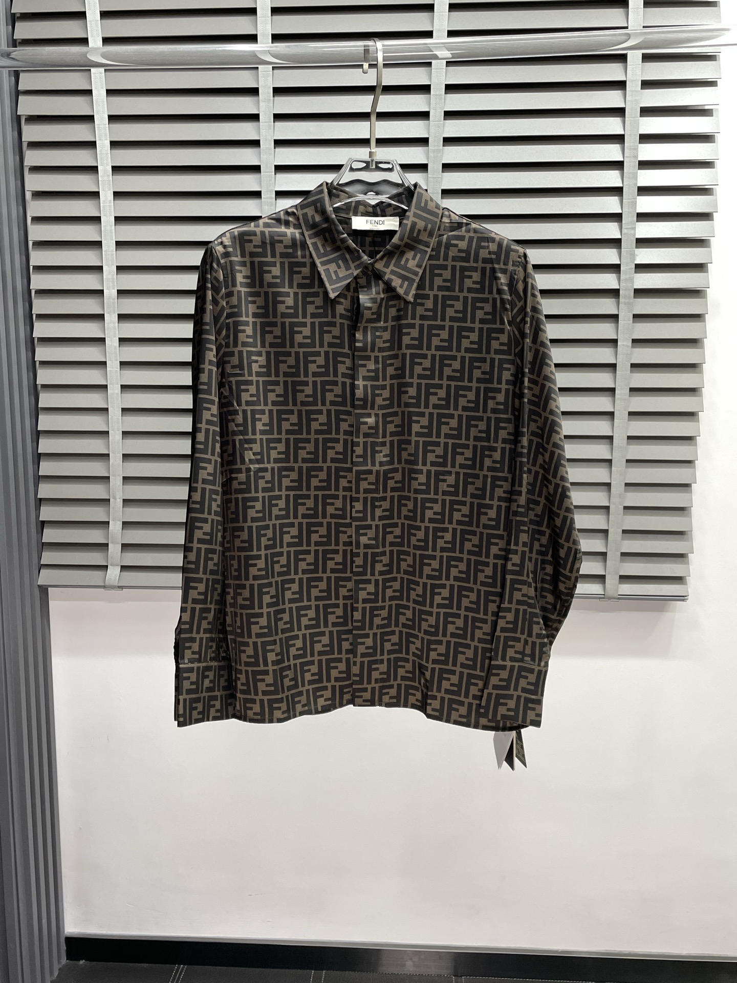 NO:524871,.FENDI exclusively offers new original single men's casual shirts, high-end customization, high-end version, fashionable and versatile imported fabrics, super soft and delicate, skin-friendly and comfortable to wear, high-end boutique, OEM, fine-made, very good for the upper body, men's essential items, three standards, 39-42,,fendi,fendi,shirts,alexander wang19860909.FENDI芬迪独家专供新款原单男士休闲衬衫 高端定制 高端版本 时尚百搭爆款进口面料 手感超柔软细腻 穿着亲肤舒适 高端精品 代工厂精细做上身非常赞 男士必备单品 三标齐全 码数39-42,,fendi,fendi,shirts,alexander wang,Men's clothing