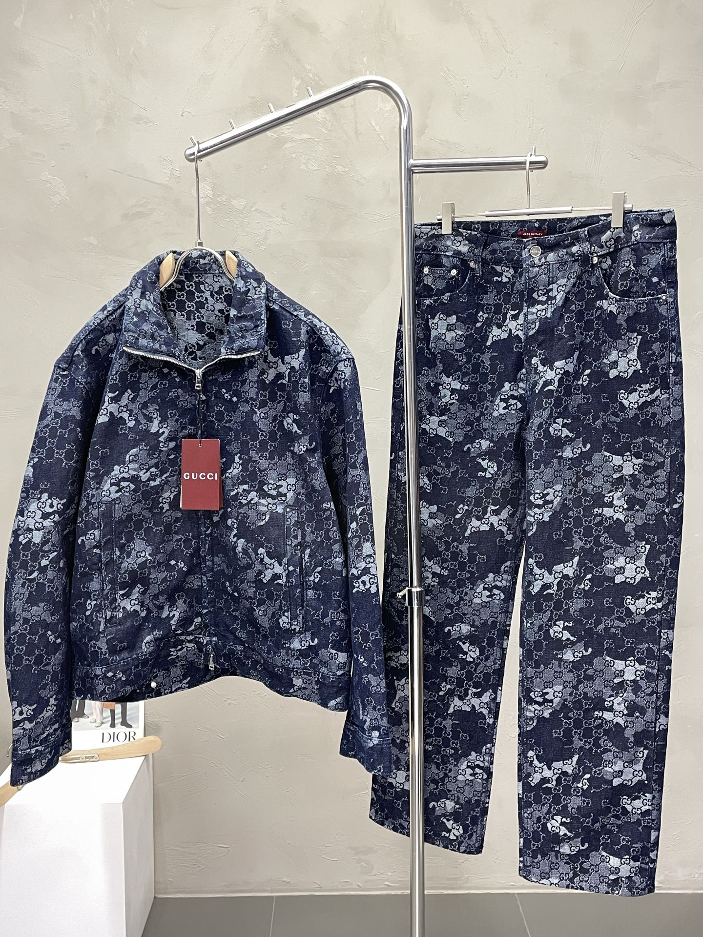 NO:523823,Jackets and trousers. Gucci exclusively offers the same denim suit for the new counter, breathable, comfortable and casual!  Full of high-end feeling!  The details are exquisite and high-end, and the workmanship is impeccable!  The original high-end fabric looks high-end!  The fabric is soft, delicate and comfortable, moisture absorption, quick drying, breathable, neat and stylish. Top 44.46.48.50 Pants 34.36.38.40,,gucci,gucci,jackets & coats,alexander wang19860909外套、长裤.Gucci古驰独家专供新款专柜同款牛仔套装,透气舒适休闲！高级感满满！细节精致高档,做工无可挑剔！原版高端面料很显高级！面料柔软细腻舒适 吸湿速干透气,利落有型. 上衣44.46.48.50 裤子34.36.38.40,,gucci,gucci,jackets & coats,alexander wang,Men's clothing