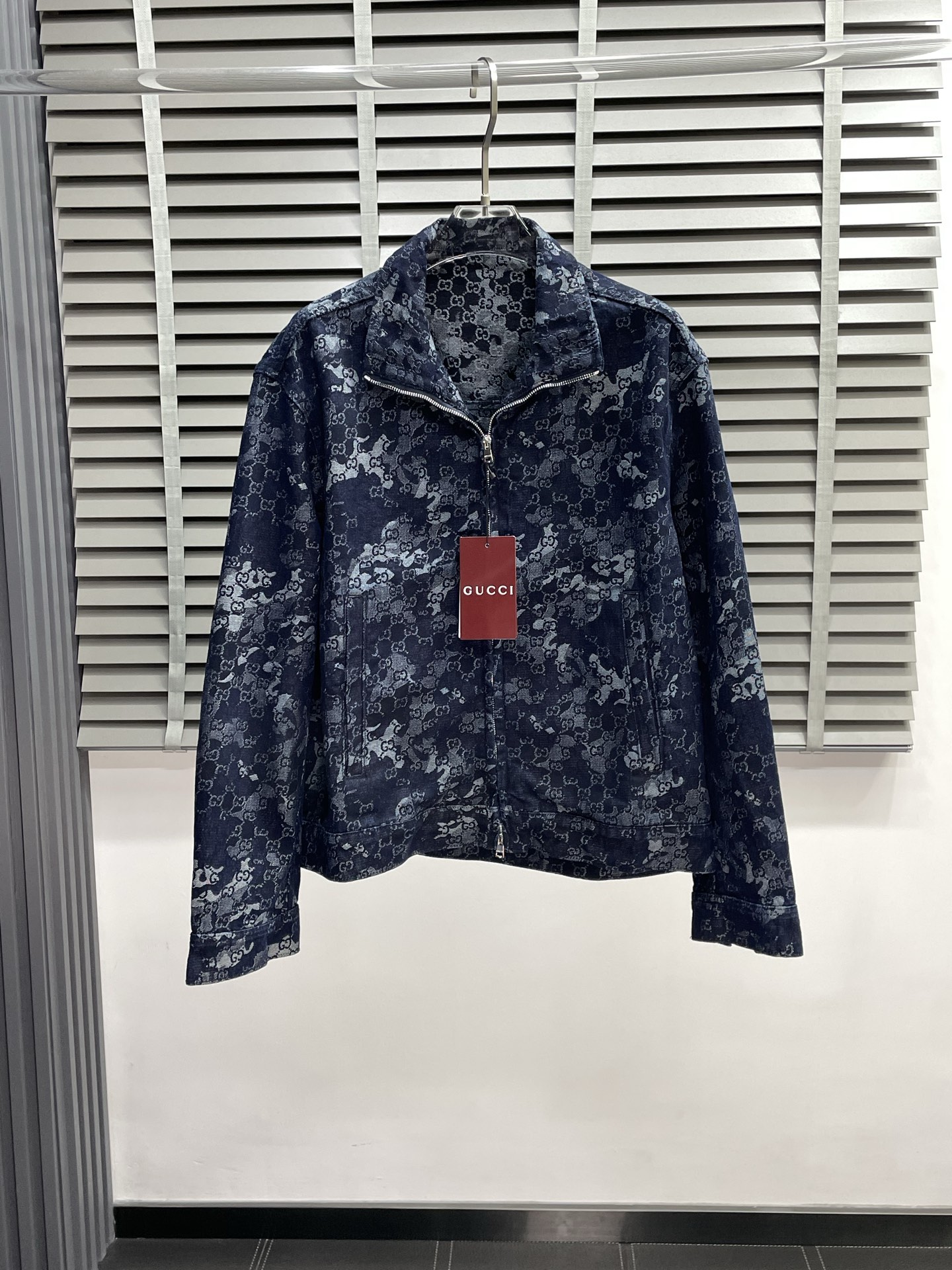 NO:524883,Jackets and trousers. Gucci exclusively offers the same denim suit for the new counter, breathable, comfortable and casual!  Full of high-end feeling!  The details are exquisite and high-end, and the workmanship is impeccable!  The original high-end fabric looks high-end!  The fabric is soft, delicate and comfortable, moisture absorption, quick drying, breathable, neat and stylish. Top 44.46.48.50 Pants 34.36.38.40,,gucci,gucci,jackets & coats,alexander wang19860909外套、长裤.Gucci古驰独家专供新款专柜同款牛仔套装,透气舒适休闲！高级感满满！细节精致高档,做工无可挑剔！原版高端面料很显高级！面料柔软细腻舒适 吸湿速干透气,利落有型. 上衣44.46.48.50 裤子34.36.38.40,,gucci,gucci,jackets & coats,alexander wang,Men's clothing