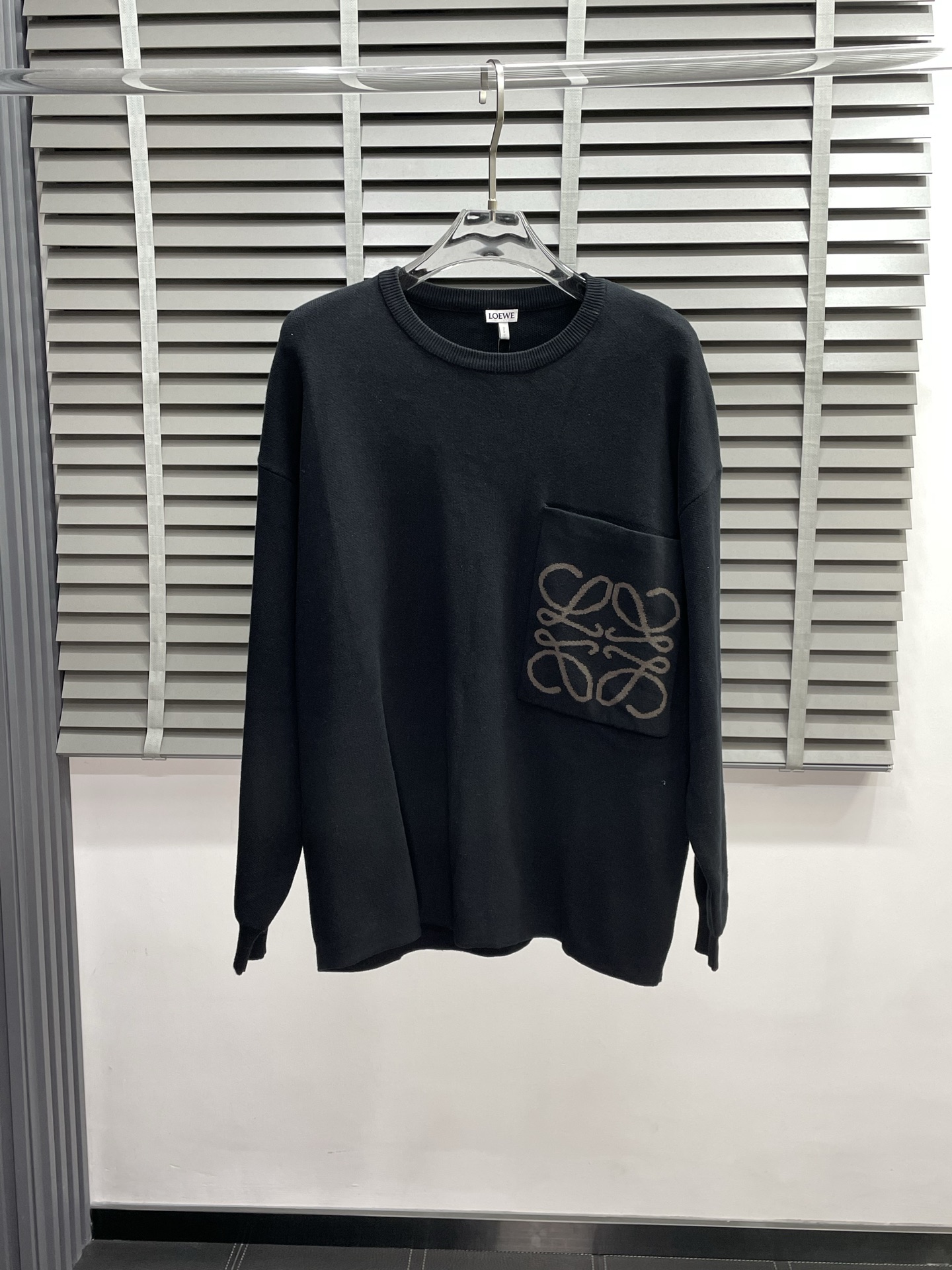 NO:530282,.LOEWE exclusively offers the latest fashionable sweaters. A jacket with a classic design and great appearance. It is even more difficult to pick and control. You can buy it directly. You can't get it wrong! Through the detailed pictures, you can feel its powerful aura, and the warm-concentration effect is significant, so you don’t have to worry about the chill at all! It is both fashionable and functional, and the whole style looks more luxurious and elegant! Size S-XL, loewe, loewe, jackets & coats, sweaters, alexander wang19860909.LOEWE罗意威独家专供最新时尚毛衣 经典设计感与颜值爆棚的外套,品质更是无法挑剔品控可以直接入手,不容过错的高端臻品！通过细节图片便可感受到它强悍的气场,聚温保暖效果显著,完全不用担心会有一点寒意！时尚与功能性兼备,整款显得更加的奢华大气！ 尺码S-XL,,loewe,loewe,jackets & coats,sweaters,alexander wang,Men's clothing