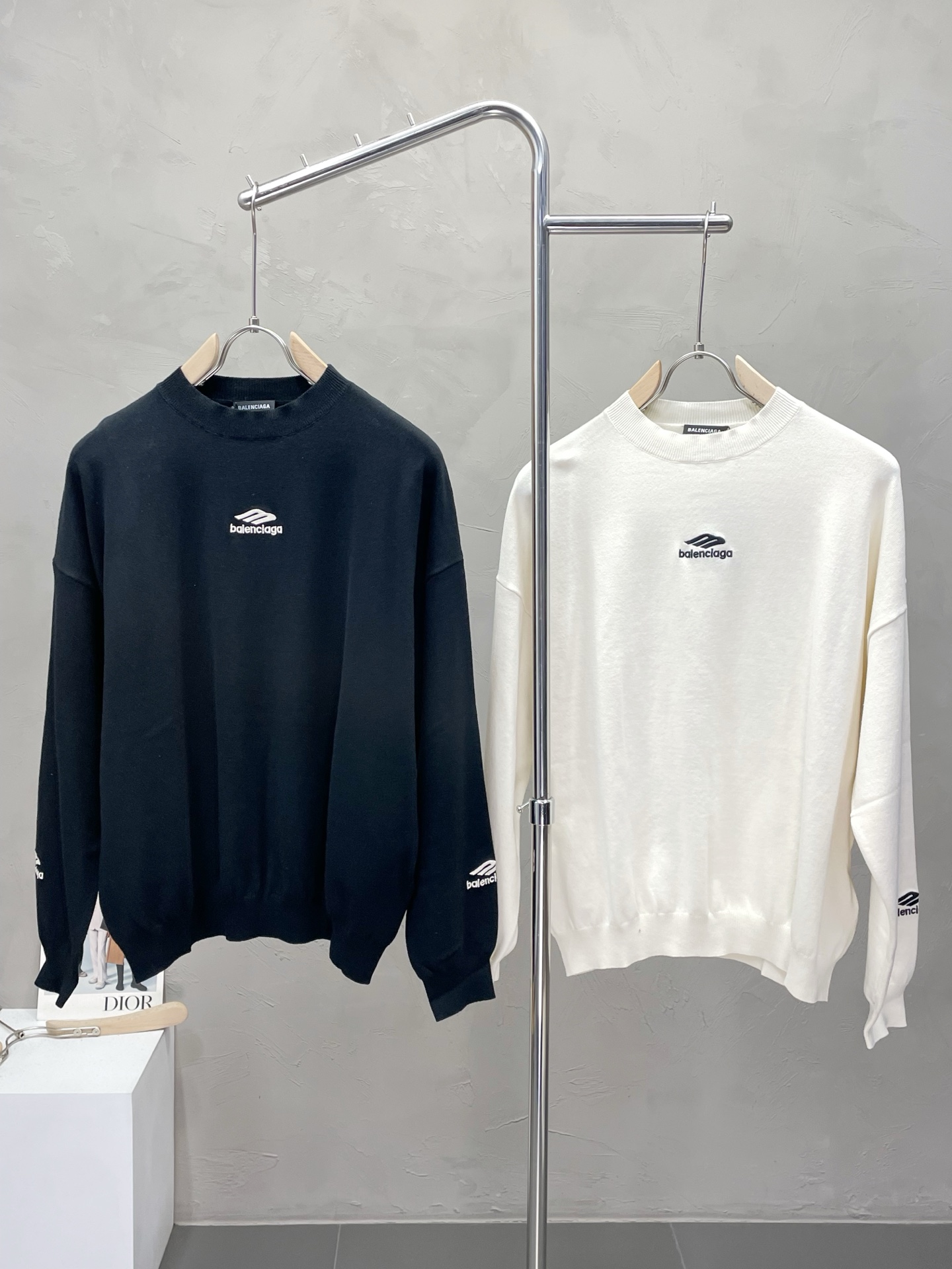 NO:523828,.Balenciaga exclusively offers the latest fashionable sweaters. A jacket with a classic design and appearance, and the quality is even more unscrupulous. You can buy it directly. You can't get it wrong! Through the detailed pictures, you can feel its powerful aura, and the warm-concentration effect is significant, so you don’t have to worry about the chill at all! It is both fashionable and functional, and the whole style looks more luxurious and elegant! Size S-XL, balenciaga, balenciaga, jackets & coats, sweaters, alexander wang19860909.Balenciaga巴黎世家独家专供最新时尚毛衣 经典设计感与颜值爆棚的外套,品质更是无法挑剔品控可以直接入手,不容过错的高端臻品！通过细节图片便可感受到它强悍的气场,聚温保暖效果显著,完全不用担心会有一点寒意！时尚与功能性兼备,整款显得更加的奢华大气！ 尺码S-XL,,balenciaga,balenciaga,jackets & coats,sweaters,alexander wang,Men's clothing