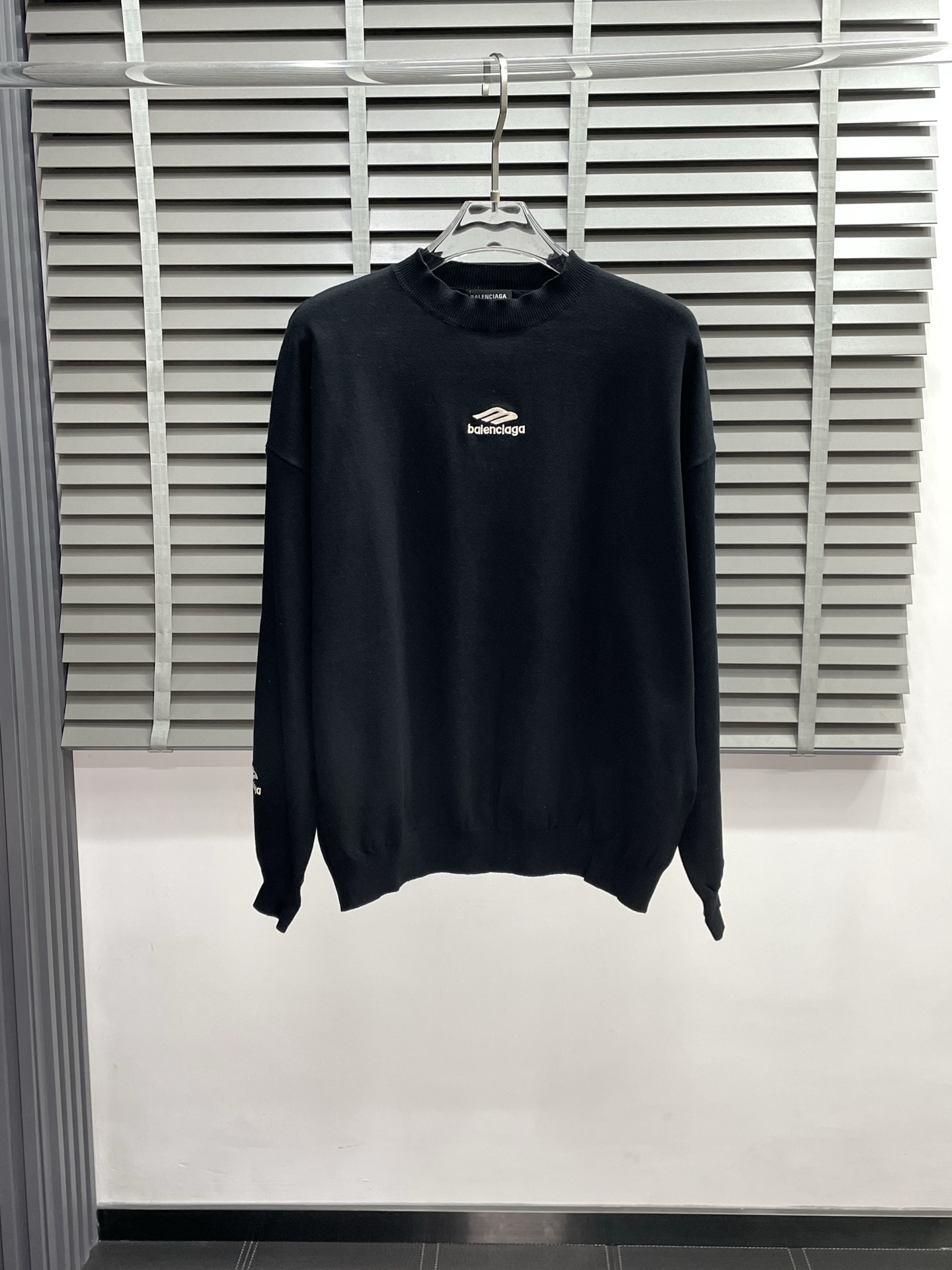 NO:530278,.Balenciaga exclusively offers the latest fashionable sweaters. A jacket with a classic design and appearance, and the quality is even more unscrupulous. You can buy it directly. You can't get it wrong! Through the detailed pictures, you can feel its powerful aura, and the warm-concentration effect is significant, so you don’t have to worry about the chill at all! It is both fashionable and functional, and the whole style looks more luxurious and elegant! Size S-XL, balenciaga, balenciaga, jackets & coats, sweaters, alexander wang19860909.Balenciaga巴黎世家独家专供最新时尚毛衣 经典设计感与颜值爆棚的外套,品质更是无法挑剔品控可以直接入手,不容过错的高端臻品！通过细节图片便可感受到它强悍的气场,聚温保暖效果显著,完全不用担心会有一点寒意！时尚与功能性兼备,整款显得更加的奢华大气！ 尺码S-XL,,balenciaga,balenciaga,jackets & coats,sweaters,alexander wang,Men's clothing