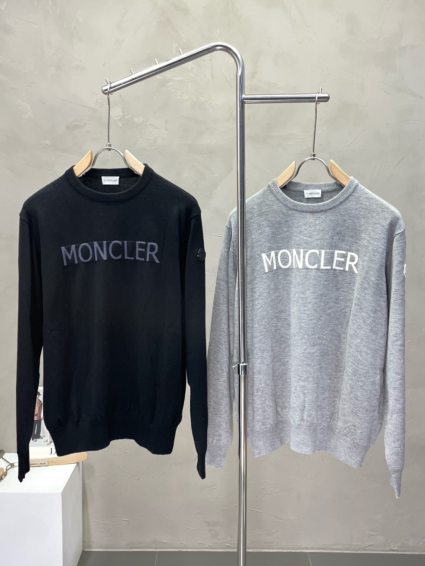 NO:523819,.Moncler's hooded cover is exclusively for the latest fashionable sweaters. A jacket with a classic design and great appearance. It is even more difficult to pick and control. You can buy it directly. It is a high-end quality product that cannot be missed! Through the detailed pictures, you can feel its powerful aura, and the warm-concentration effect is significant, so you don’t have to worry about the chill at all! It is both fashionable and functional, and the whole style looks more luxurious and elegant! Size S-XL, Moncler, Jackets & coats, sweaters, alexander wang19860909.Moncler蒙口独家专供最新时尚毛衣 经典设计感与颜值爆棚的外套,品质更是无法挑剔品控可以直接入手,不容过错的高端臻品！通过细节图片便可感受到它强悍的气场,聚温保暖效果显著,完全不用担心会有一点寒意！时尚与功能性兼备,整款显得更加的奢华大气！ 尺码S-XL,,Moncler,jackets & coats,sweaters,alexander wang,Men's clothing