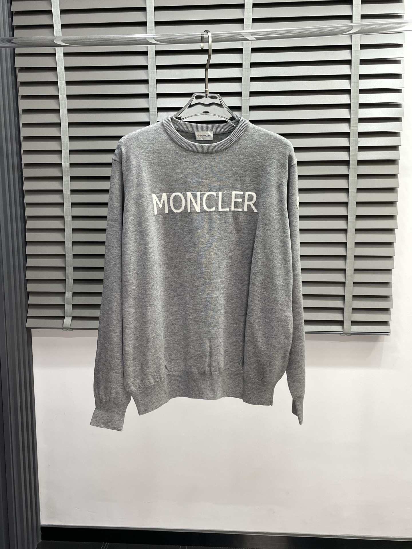 NO:530284,.Moncler's hooded cover is exclusively for the latest fashionable sweaters. A jacket with a classic design and great appearance. It is even more difficult to pick and control. You can buy it directly. It is a high-end quality product that cannot be missed! Through the detailed pictures, you can feel its powerful aura, and the warm-concentration effect is significant, so you don’t have to worry about the chill at all! It is both fashionable and functional, and the whole style looks more luxurious and elegant! Size S-XL, Moncler, Jackets & coats, sweaters, alexander wang19860909.Moncler蒙口独家专供最新时尚毛衣 经典设计感与颜值爆棚的外套,品质更是无法挑剔品控可以直接入手,不容过错的高端臻品！通过细节图片便可感受到它强悍的气场,聚温保暖效果显著,完全不用担心会有一点寒意！时尚与功能性兼备,整款显得更加的奢华大气！ 尺码S-XL,,Moncler,jackets & coats,sweaters,alexander wang,Men's clothing