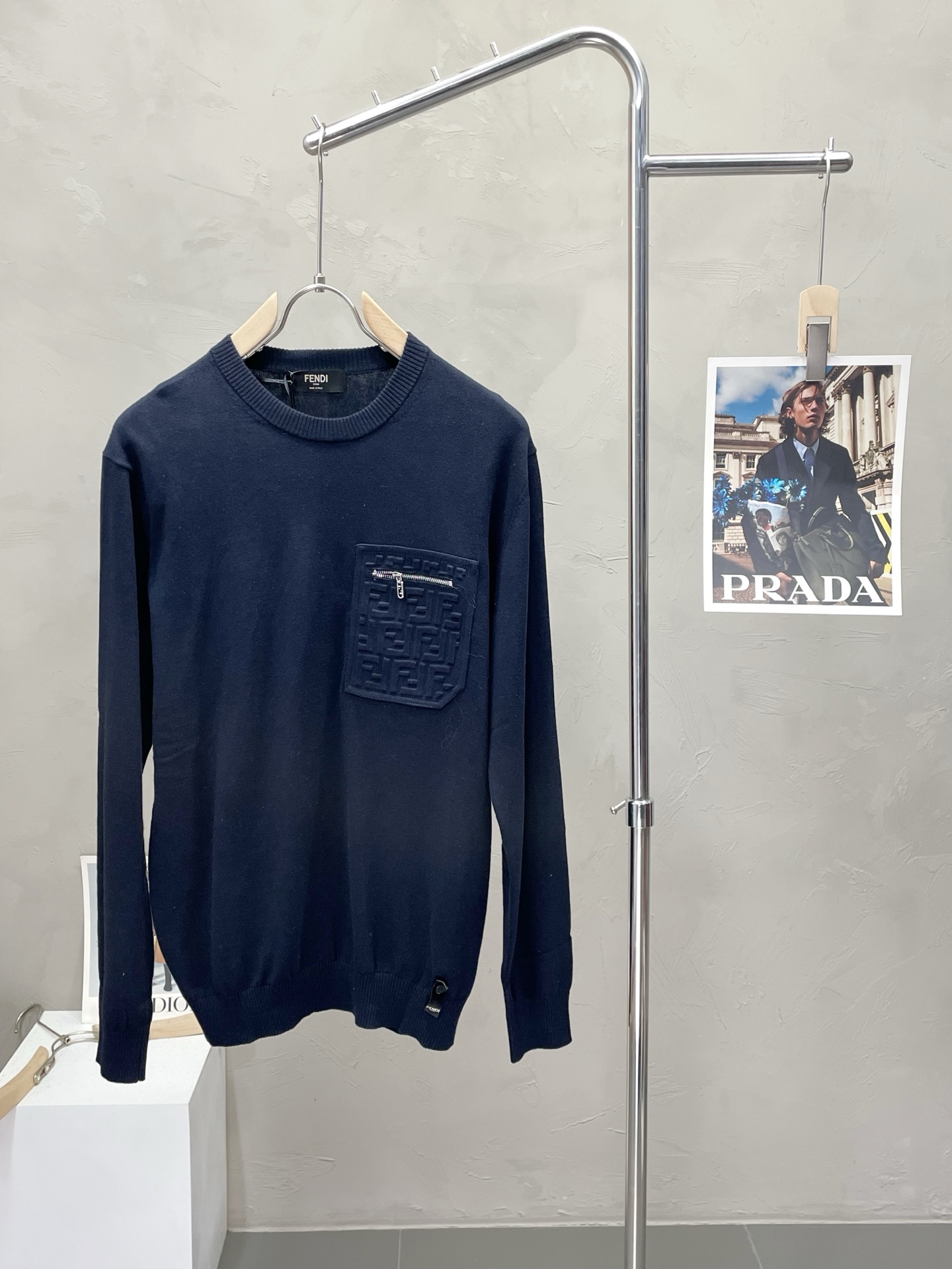 NO:523822,.FENDI exclusively offers the latest fashionable sweaters. A jacket with a classic design and great appearance. It is even more difficult to pick and control. You can buy it directly. It is a high-end quality product that cannot be missed! Through the detailed pictures, you can feel its powerful aura, and the warm-concentration effect is significant, so you don’t have to worry about the chill at all! It is both fashionable and functional, and the whole style looks more luxurious and elegant! Size S-XL, fendi, fendi, jackets & coats, sweaters, alexander wang19860909.FENDI芬迪独家专供最新时尚毛衣 经典设计感与颜值爆棚的外套,品质更是无法挑剔品控可以直接入手,不容过错的高端臻品！通过细节图片便可感受到它强悍的气场,聚温保暖效果显著,完全不用担心会有一点寒意！时尚与功能性兼备,整款显得更加的奢华大气！ 尺码S-XL,,fendi,fendi,jackets & coats,sweaters,alexander wang,Men's clothing