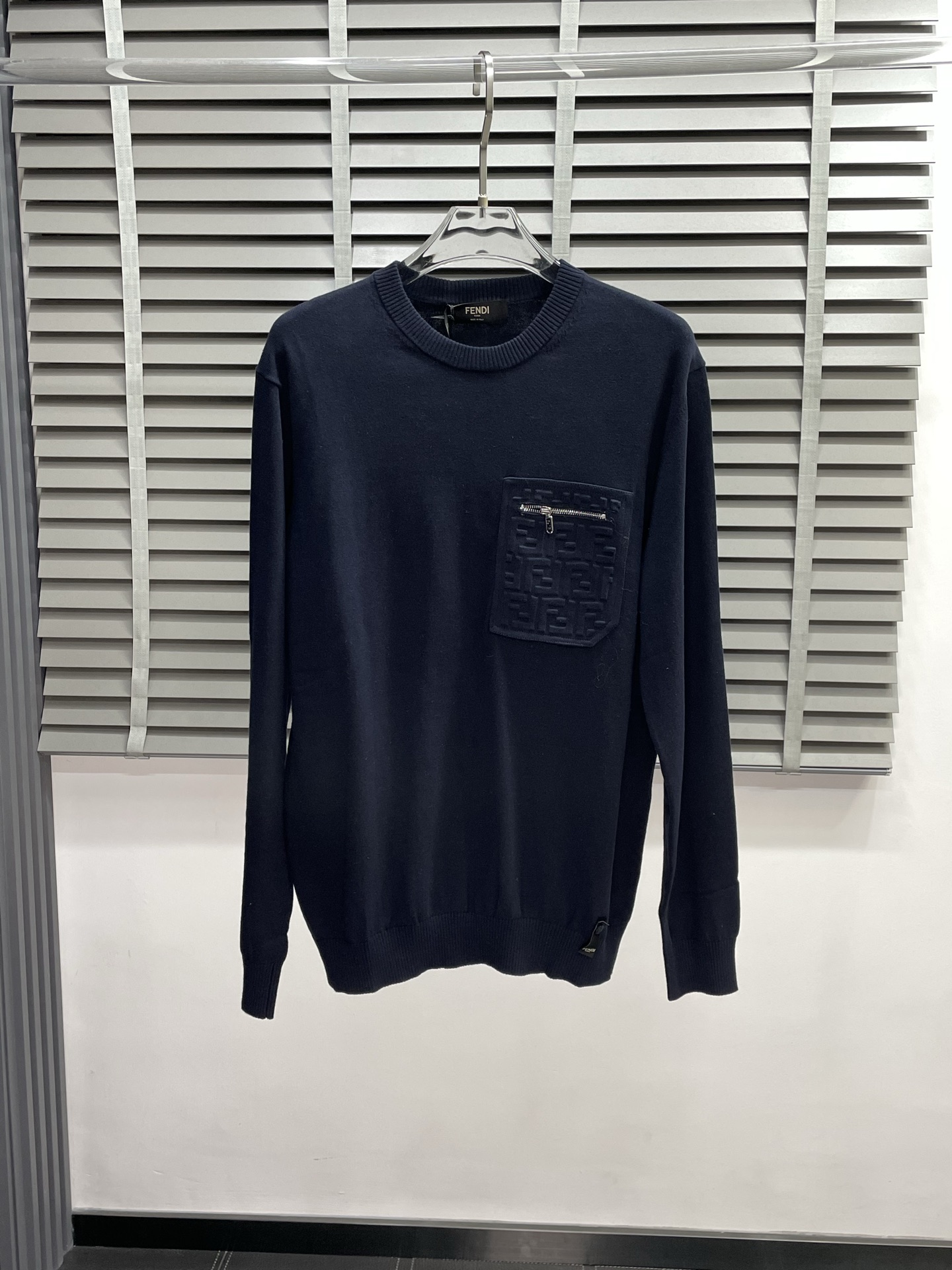 NO:530280,.FENDI exclusively offers the latest fashionable sweaters. A jacket with a classic design and great appearance. It is even more difficult to pick and control. You can buy it directly. It is a high-end quality product that cannot be missed! Through the detailed pictures, you can feel its powerful aura, and the warm-concentration effect is significant, so you don’t have to worry about the chill at all! It is both fashionable and functional, and the whole style looks more luxurious and elegant! Size S-XL, fendi, fendi, jackets & coats, sweaters, alexander wang19860909.FENDI芬迪独家专供最新时尚毛衣 经典设计感与颜值爆棚的外套,品质更是无法挑剔品控可以直接入手,不容过错的高端臻品！通过细节图片便可感受到它强悍的气场,聚温保暖效果显著,完全不用担心会有一点寒意！时尚与功能性兼备,整款显得更加的奢华大气！ 尺码S-XL,,fendi,fendi,jackets & coats,sweaters,alexander wang,Men's clothing