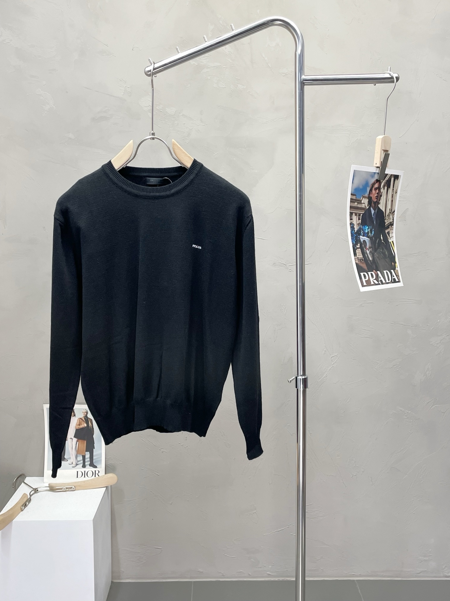 NO:523845,.Prada exclusively offers the latest fashionable sweaters. A jacket with a classic design and great appearance. It is even more difficult to pick and control. You can buy it directly. It is a high-end quality product that cannot be missed! Through the detailed pictures, you can feel its powerful aura, and the warm-concentration effect is significant, so you don’t have to worry about the chill at all! It is both fashionable and functional, and the whole style looks more luxurious and elegant! Size S-XL, prada, prada, jackets & coats, sweaters, alexander wang19860909.Prada普拉达独家专供最新时尚毛衣 经典设计感与颜值爆棚的外套,品质更是无法挑剔品控可以直接入手,不容过错的高端臻品！通过细节图片便可感受到它强悍的气场,聚温保暖效果显著,完全不用担心会有一点寒意！时尚与功能性兼备,整款显得更加的奢华大气！ 尺码S-XL,,prada,prada,jackets & coats,sweaters,alexander wang,Men's clothing