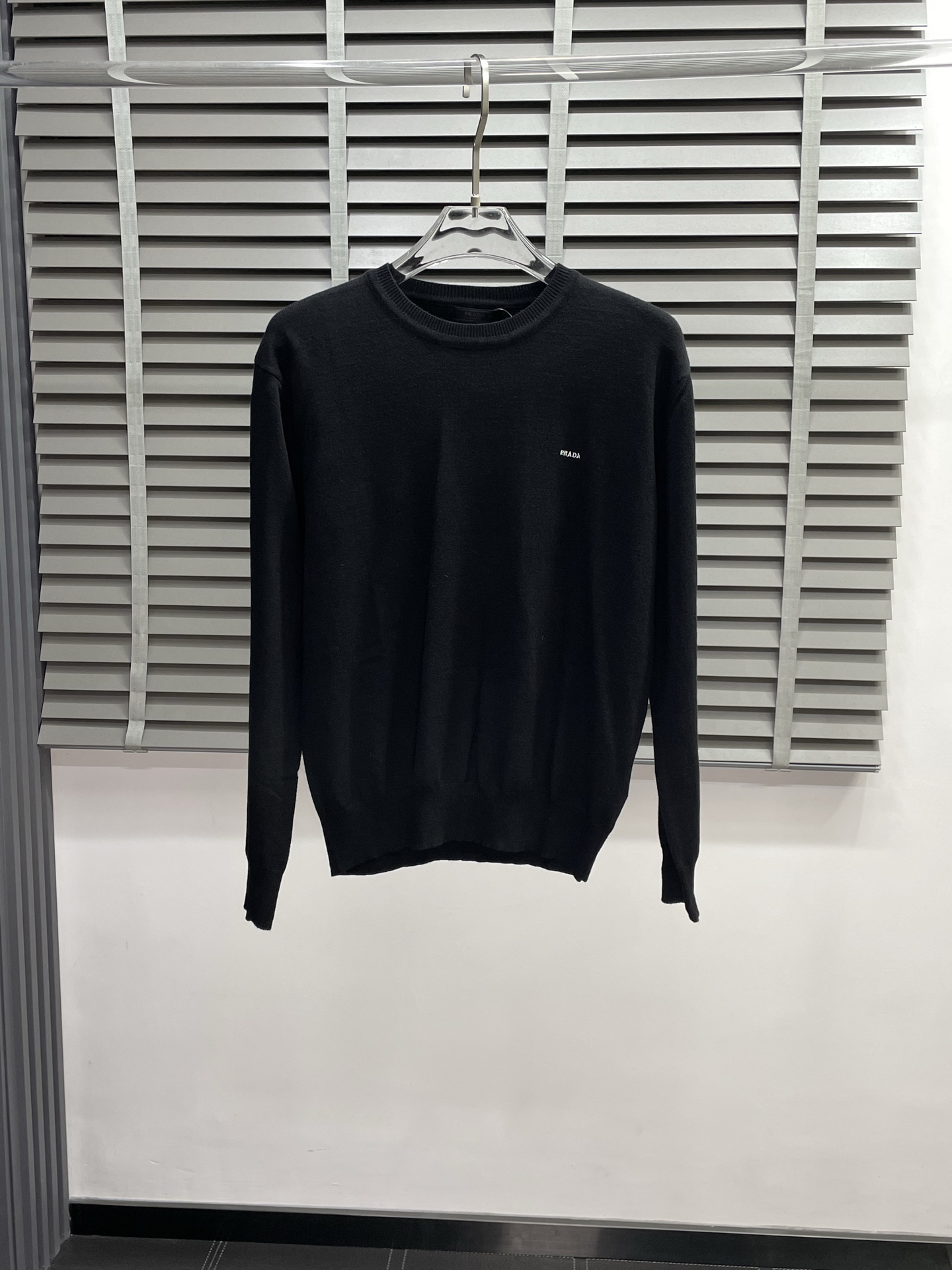 NO:530274,.Prada exclusively offers the latest fashionable sweaters. A jacket with a classic design and great appearance. It is even more difficult to pick and control. You can buy it directly. It is a high-end quality product that cannot be missed! Through the detailed pictures, you can feel its powerful aura, and the warm-concentration effect is significant, so you don’t have to worry about the chill at all! It is both fashionable and functional, and the whole style looks more luxurious and elegant! Size S-XL, prada, prada, jackets & coats, sweaters, alexander wang19860909.Prada普拉达独家专供最新时尚毛衣 经典设计感与颜值爆棚的外套,品质更是无法挑剔品控可以直接入手,不容过错的高端臻品！通过细节图片便可感受到它强悍的气场,聚温保暖效果显著,完全不用担心会有一点寒意！时尚与功能性兼备,整款显得更加的奢华大气！ 尺码S-XL,,prada,prada,jackets & coats,sweaters,alexander wang,Men's clothing