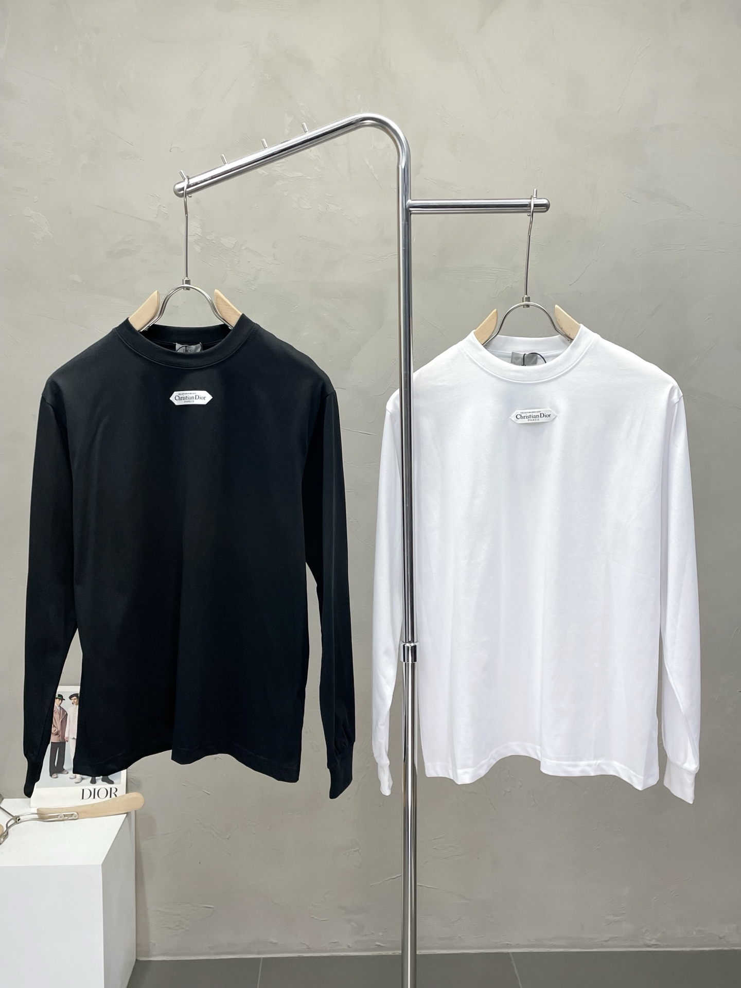 NO:523842,.Dior exclusively offers the latest fashionable long-sleeved jackets with a classic design and superb appearance. The quality is even more unscrupulous. You can buy it directly. You can't get it wrong! Through the detailed pictures, you can feel its powerful aura, and the warm-concentration effect is significant, so you don’t have to worry about the chill at all! It is both fashionable and functional, and the whole style looks more luxurious and elegant! Size S-XL, Dior, Dior, Jackets & coats, Alexander wang19860909.Dior迪奥独家专供最新时尚长袖 经典设计感与颜值爆棚的外套,品质更是无法挑剔品控可以直接入手,不容过错的高端臻品！通过细节图片便可感受到它强悍的气场,聚温保暖效果显著,完全不用担心会有一点寒意！时尚与功能性兼备,整款显得更加的奢华大气！ 尺码S-XL,,dior,dior,jackets & coats,alexander wang,Men's clothing