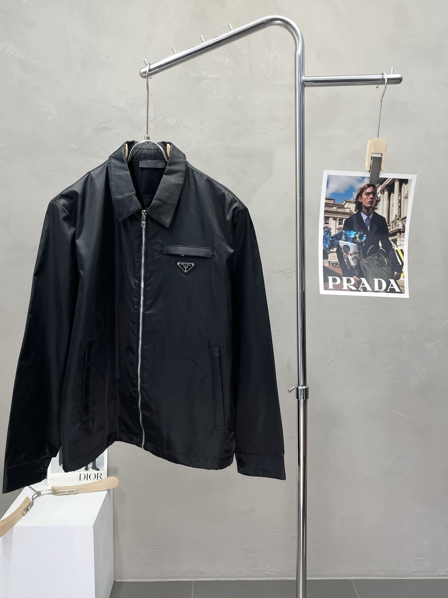 NO:530269,.Prada exclusively offers the latest fashionable lapel jackets, a jacket with a classic design and great appearance. The quality is even more unscrupulous. You can buy it directly. You can't get it wrong! Through the detailed pictures, you can feel its powerful aura, and the warm-concentration effect is significant, so you don’t have to worry about the chill at all! It is both fashionable and functional, and the whole style looks more luxurious and elegant! Size M-3XL, prada, prada, jackets & coats, jackets & coats, alexander wang19860909.Prada普拉达独家专供最新时尚翻领夹克,经典设计感与颜值爆棚的外套,品质更是无法挑剔品控可以直接入手,不容过错的高端臻品！通过细节图片便可感受到它强悍的气场,聚温保暖效果显著,完全不用担心会有一点寒意！时尚与功能性兼备,整款显得更加的奢华大气！ 尺码M-3XL,,prada,prada,jackets & coats,jackets & coats,alexander wang,Men's clothing