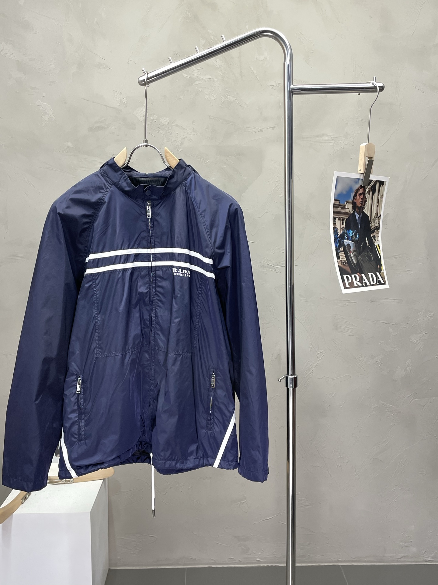 NO:523813,.Prada exclusively offers the latest fashionable hooded jackets, the hat is removable and the classic design and looks jacket, the quality is even more unscrupulous. You can buy it directly, which is not to be mistaken for high-end products! Through the detailed pictures, you can feel its powerful aura, and the warm-concentration effect is significant, so you don’t have to worry about the chill at all! It is both fashionable and functional, and the whole style looks more luxurious and elegant! Size M-3XL, prada, prada, jackets & coats, jackets & coats, hats, alexander wang19860909.Prada普拉达独家专供最新时尚连帽夹克,帽子可拆卸设计 经典设计感与颜值爆棚的外套,品质更是无法挑剔品控可以直接入手,不容过错的高端臻品！通过细节图片便可感受到它强悍的气场,聚温保暖效果显著,完全不用担心会有一点寒意！时尚与功能性兼备,整款显得更加的奢华大气！ 尺码M-3XL,,prada,prada,jackets & coats,jackets & coats,hats,alexander wang,Men's clothing