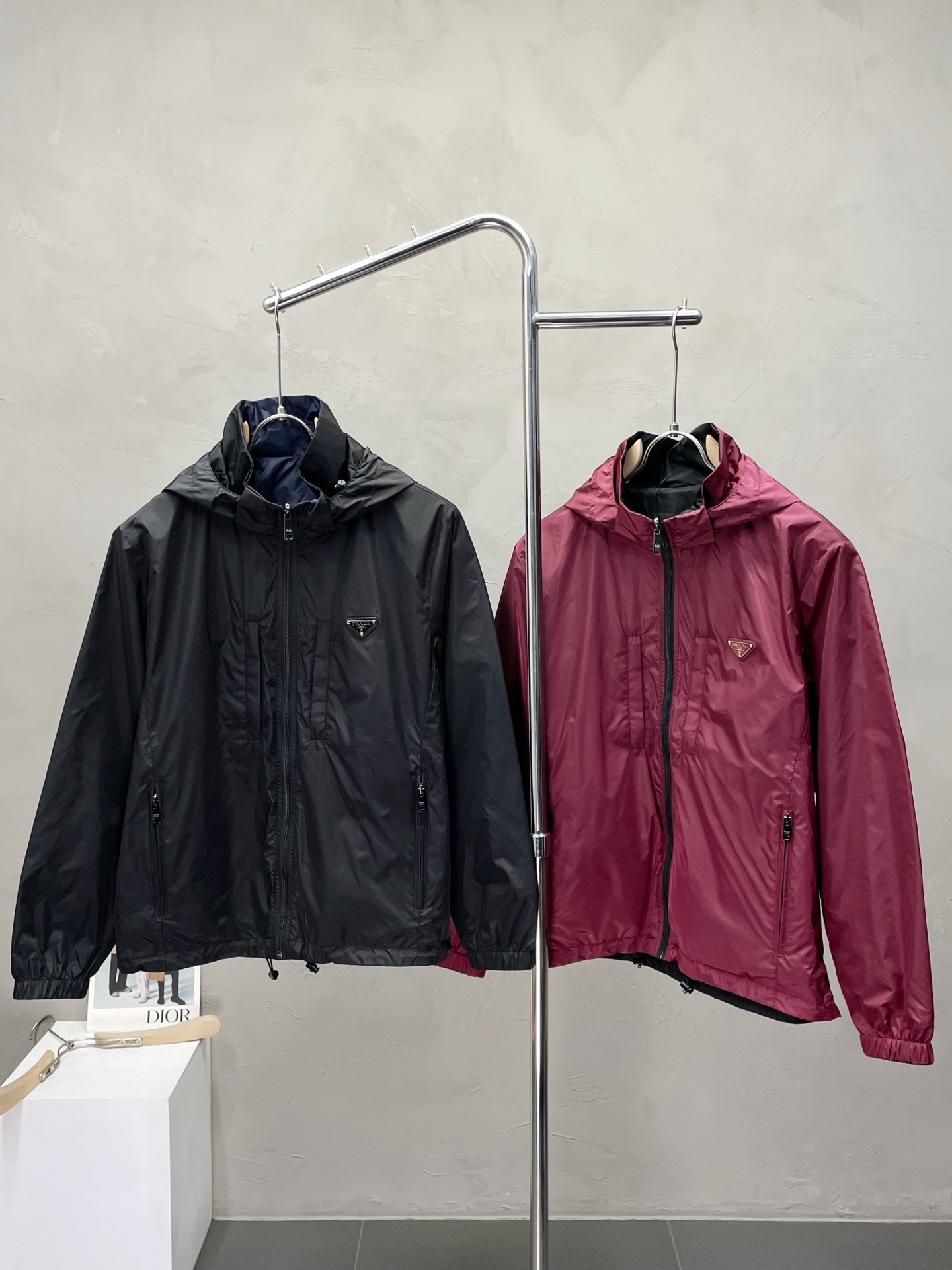 NO:530252,.Prada exclusively offers the latest fashionable hooded jackets, double-sided design, hat removable design, classic design and jacket with a huge sense of design and appearance, quality is even more unscrupulous, high-end products that cannot be criticized and cannot be missed! Through the detailed pictures, you can feel its powerful aura, and the warm-concentration effect is significant, so you don’t have to worry about the chill at all! It is both fashionable and functional, and the whole style looks more luxurious and elegant! Size M-3XL, prada, prada, jackets & coats, jackets & coats, hats, alexander wang19860909.Prada普拉达独家专供最新时尚连帽夹克,双面穿设计 帽子可拆卸设计 经典设计感与颜值爆棚的外套,品质更是无法挑剔品控可以直接入手,不容过错的高端臻品！通过细节图片便可感受到它强悍的气场,聚温保暖效果显著,完全不用担心会有一点寒意！时尚与功能性兼备,整款显得更加的奢华大气！ 尺码M-3XL,,prada,prada,jackets & coats,jackets & coats,hats,alexander wang,Men's clothing