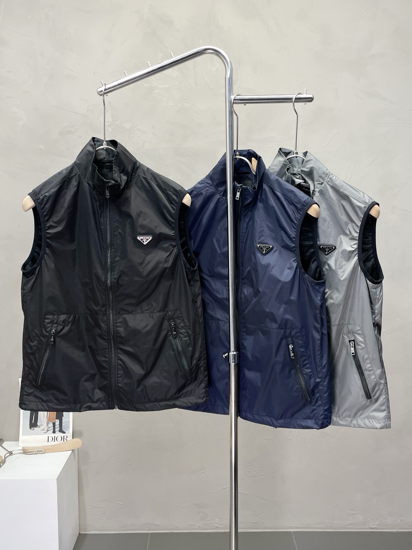 NO:523821,.Prada exclusively offers the latest fashionable vests. A jacket with a classic design and great appearance. It is even more difficult to pick and control. You can buy it directly. It is a high-end quality product that cannot be missed! Through the detailed pictures, you can feel its powerful aura, and the warm-concentration effect is significant, so you don’t have to worry about the chill at all! It is both fashionable and functional, and the whole style looks more luxurious and elegant! Size M-3XL, prada, prada, jackets & coats, alexander wang19860909.Prada普拉达独家专供最新时尚马甲 经典设计感与颜值爆棚的外套,品质更是无法挑剔品控可以直接入手,不容过错的高端臻品！通过细节图片便可感受到它强悍的气场,聚温保暖效果显著,完全不用担心会有一点寒意！时尚与功能性兼备,整款显得更加的奢华大气！ 尺码M-3XL,,prada,prada,jackets & coats,alexander wang,Men's clothing