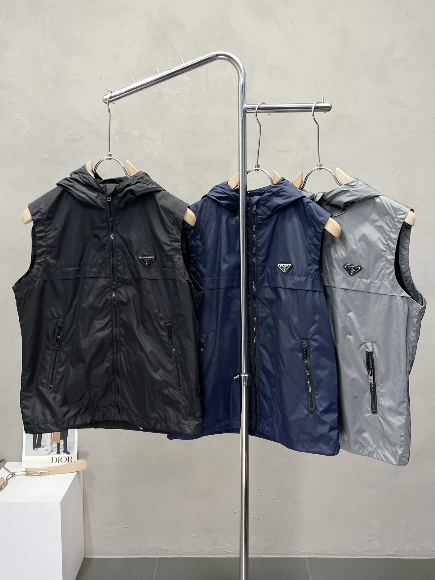 NO:523817,.Prada exclusively offers the latest fashionable hooded vests. A jacket with a classic design and great appearance. It is even more difficult to pick and quality control. You can buy it directly. You can't get it wrong! Through the detailed pictures, you can feel its powerful aura, and the warm-concentration effect is significant, so you don’t have to worry about the chill at all! It is both fashionable and functional, and the whole style looks more luxurious and elegant! Size M-3XL, prada, prada, jackets & coats, hats, alexander wang19860909.Prada普拉达独家专供最新时尚连帽马甲 经典设计感与颜值爆棚的外套,品质更是无法挑剔品控可以直接入手,不容过错的高端臻品！通过细节图片便可感受到它强悍的气场,聚温保暖效果显著,完全不用担心会有一点寒意！时尚与功能性兼备,整款显得更加的奢华大气！ 尺码M-3XL,,prada,prada,jackets & coats,hats,alexander wang,Men's clothing