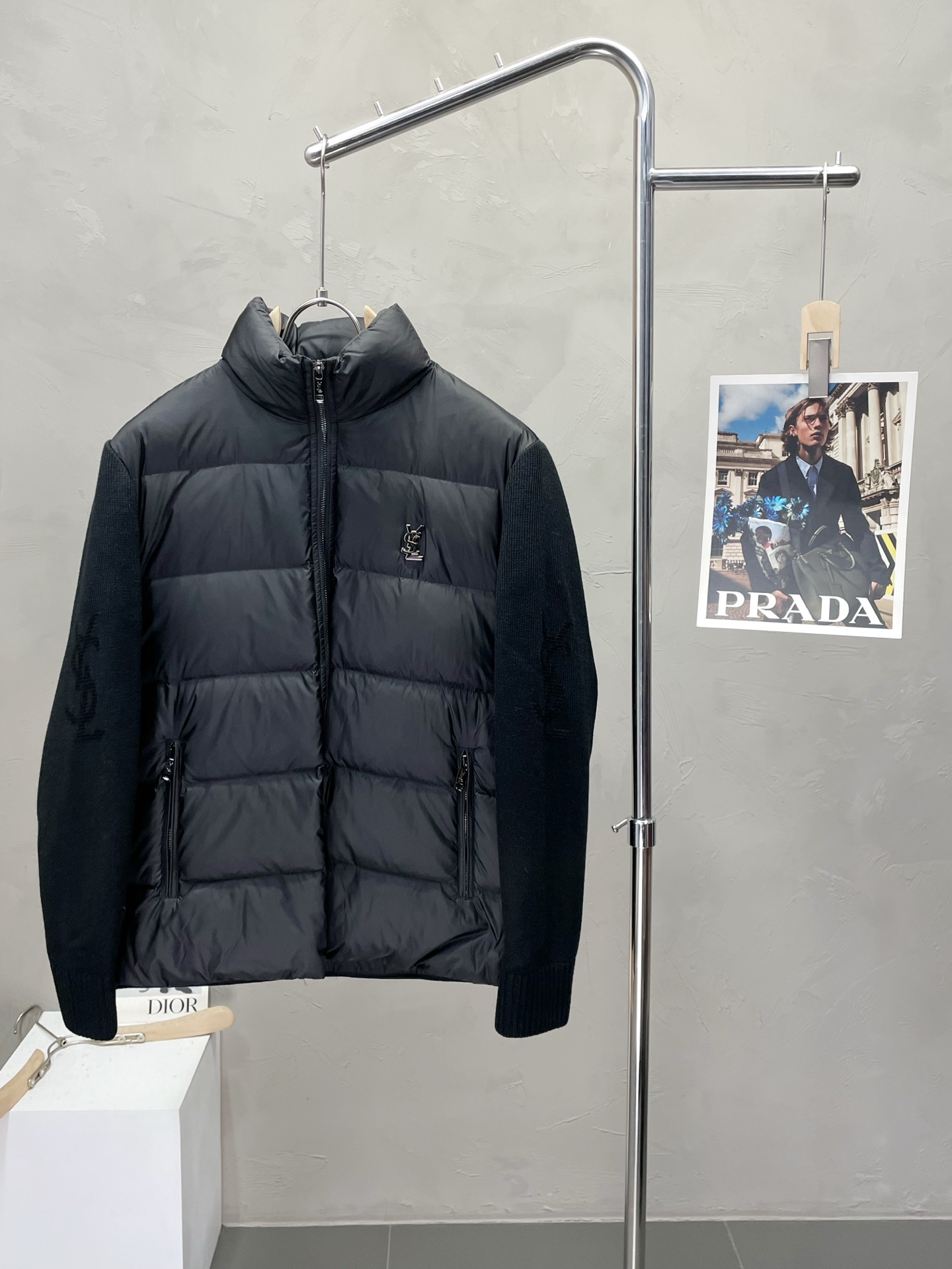 NO:523833,.Down Jacket - SAINT LAURENT Saint Laurent exclusively for new standing collar knitted down jackets in autumn and winter. Trading companies have a wide range of channels and are essential for cooling weather. They can be worn in daily life and outdoor sports. They are wear-resistant, scratch-resistant and easy to manage. They are matched with large square quilting technology to create a fluffy and full overall effect, taking into account the powerful warm-proof and warm-locking effect, so that you don’t fear the cold outdoor weather in autumn and winter! Size M-3XL, saint laurent, saint laurent, down jacket, alexander wang19860909.羽绒服-SAINT LAURENT圣罗兰独家专供秋冬新款立领针织羽绒服.贸易公司渠道稀出,降温天气必备的保暖单品,不论是日常还是户外运动都能穿.耐磨防刮易打理,在搭配大方格绗缝工艺,打造蓬松饱满的整体效果,兼顾强悍的保暖锁温效果,让你无惧秋冬季寒冷的户外天气! 尺码M-3XL,,saint laurent,saint laurent,down jacket,alexander wang,Men's clothing