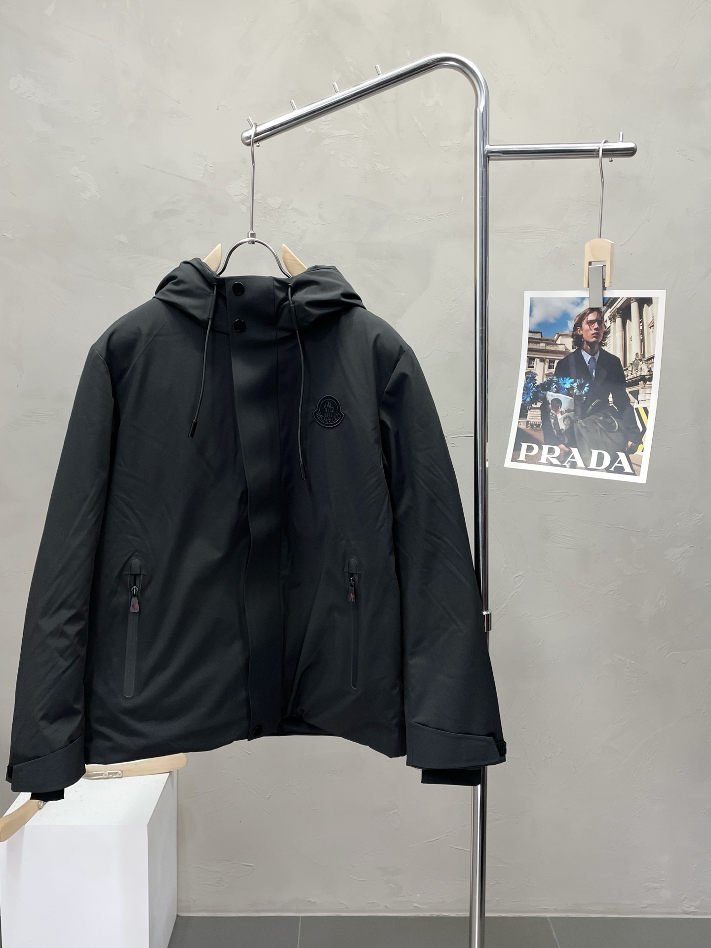 NO:523824,.Down jacket - Moncler hooded down jacket exclusively for autumn and winter. Trading companies have a wide range of channels and are essential for cooling weather. They can be worn in daily life and outdoor sports. They are wear-resistant, scratch-resistant and easy to manage. They are matched with large square quilting technology to create a fluffy and full overall effect, taking into account the powerful warm-proof and warm-locking effect, so that you don’t fear the cold outdoor weather in autumn and winter! Size M-3XL, Moncler, down jacket, hats, alexander wang19860909.羽绒服-Moncler蒙口独家专供秋冬新款连帽羽绒服.贸易公司渠道稀出,降温天气必备的保暖单品,不论是日常还是户外运动都能穿.耐磨防刮易打理,在搭配大方格绗缝工艺,打造蓬松饱满的整体效果,兼顾强悍的保暖锁温效果,让你无惧秋冬季寒冷的户外天气! 尺码M-3XL,,Moncler,down jacket,hats,alexander wang,Men's clothing