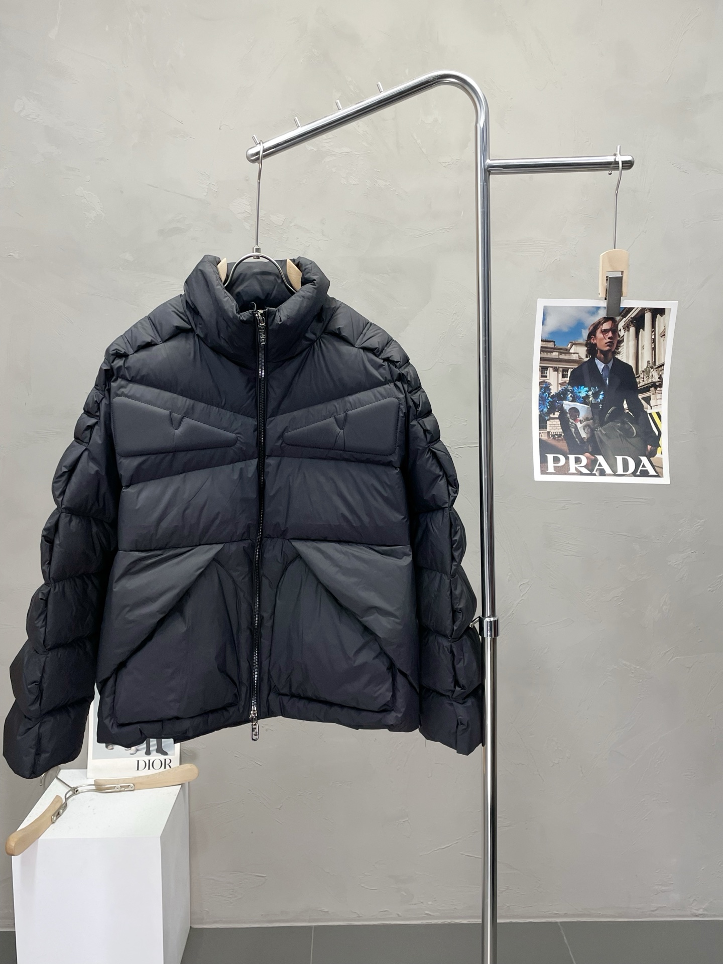 NO:523827,.Down jacket - FENDI exclusively offers new standing collar down jackets in autumn and winter. Trading companies have a wide range of channels and are essential for cooling weather. They can be worn in daily life and outdoor sports. They are wear-resistant, scratch-resistant and easy to manage. They are matched with large square quilting technology to create a fluffy and full overall effect, taking into account the powerful warm-proof and warm-locking effect, so that you don’t fear the cold outdoor weather in autumn and winter! Size M-3XL,,fendi,fendi,down jacket,alexander wang19860909.羽绒服-FENDI芬迪独家专供秋冬新款立领羽绒服.贸易公司渠道稀出,降温天气必备的保暖单品,不论是日常还是户外运动都能穿.耐磨防刮易打理,在搭配大方格绗缝工艺,打造蓬松饱满的整体效果,兼顾强悍的保暖锁温效果,让你无惧秋冬季寒冷的户外天气! 尺码M-3XL,,fendi,fendi,down jacket,alexander wang,Men's clothing