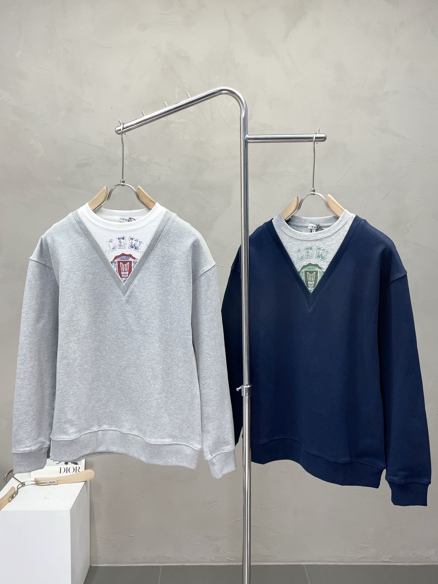 NO:523831,.LOEWE exclusively provides the latest fashionable sweatshirts. A jacket with a classic design and great appearance. It is even more difficult to pick and quality control. You can buy it directly. You can't get it wrong! Through the detailed pictures, you can feel its powerful aura, and the warm-concentration effect is significant, so you don’t have to worry about the chill at all! It is both fashionable and functional, and the whole style looks more luxurious and elegant! Size S-XL, loewe, loewe, hoodie, sweatshirts, jackets & coats, alexander wang19860909.LOEWE罗意威独家专供最新时尚卫衣 经典设计感与颜值爆棚的外套,品质更是无法挑剔品控可以直接入手,不容过错的高端臻品！通过细节图片便可感受到它强悍的气场,聚温保暖效果显著,完全不用担心会有一点寒意！时尚与功能性兼备,整款显得更加的奢华大气！ 尺码S-XL,,loewe,loewe,hoodie,sweatshirts,jackets & coats,alexander wang,Men's clothing